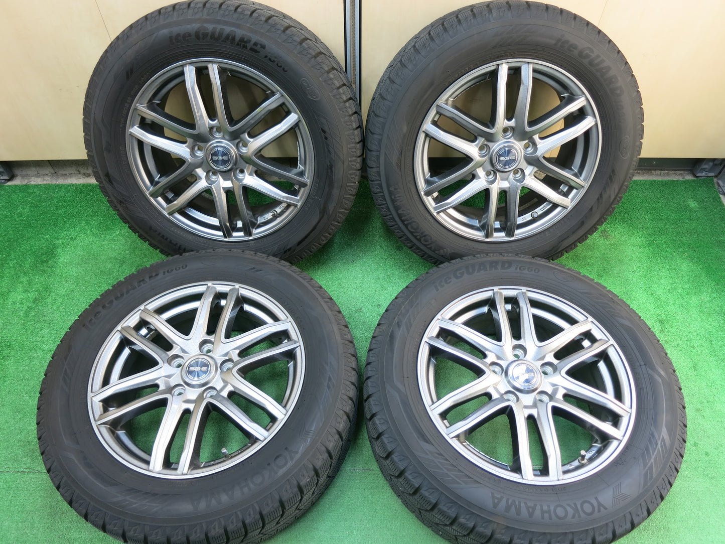 [送料無料]バリ溝！21年！キレイ！9.5分以上★スタッドレス 215/60R16 ヨコハマ アイスガード iG60 SG-E 社外 アルミ 16インチ PCD114.3/5H★3031104ヒス