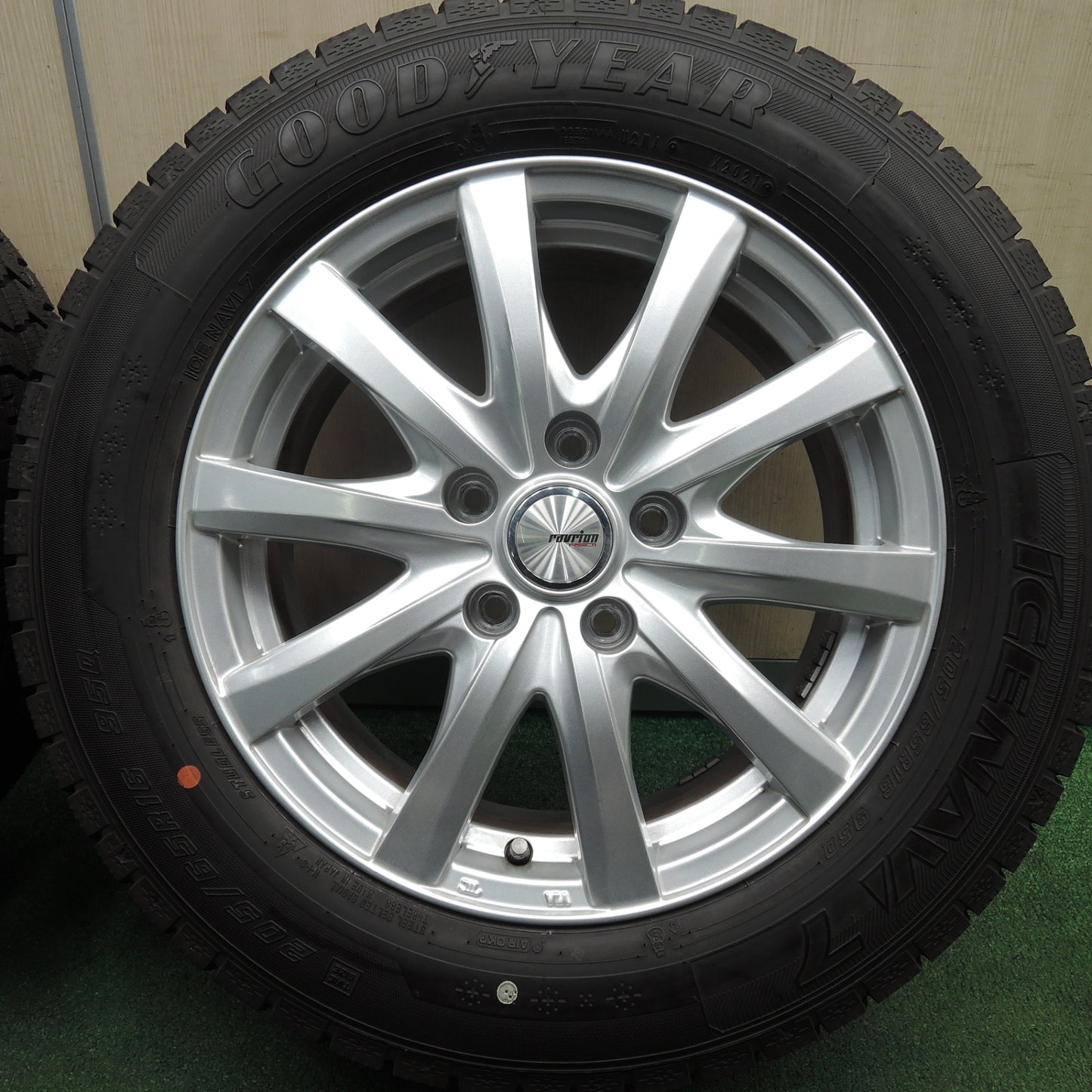 *送料無料* バリ溝！21年！キレイ！ほぼ10分★スタッドレス 205/65R16 グッドイヤー アイスナビ7 ravrion RS01 ラブリオン 16インチ PCD114.3/5H★4022203HAス