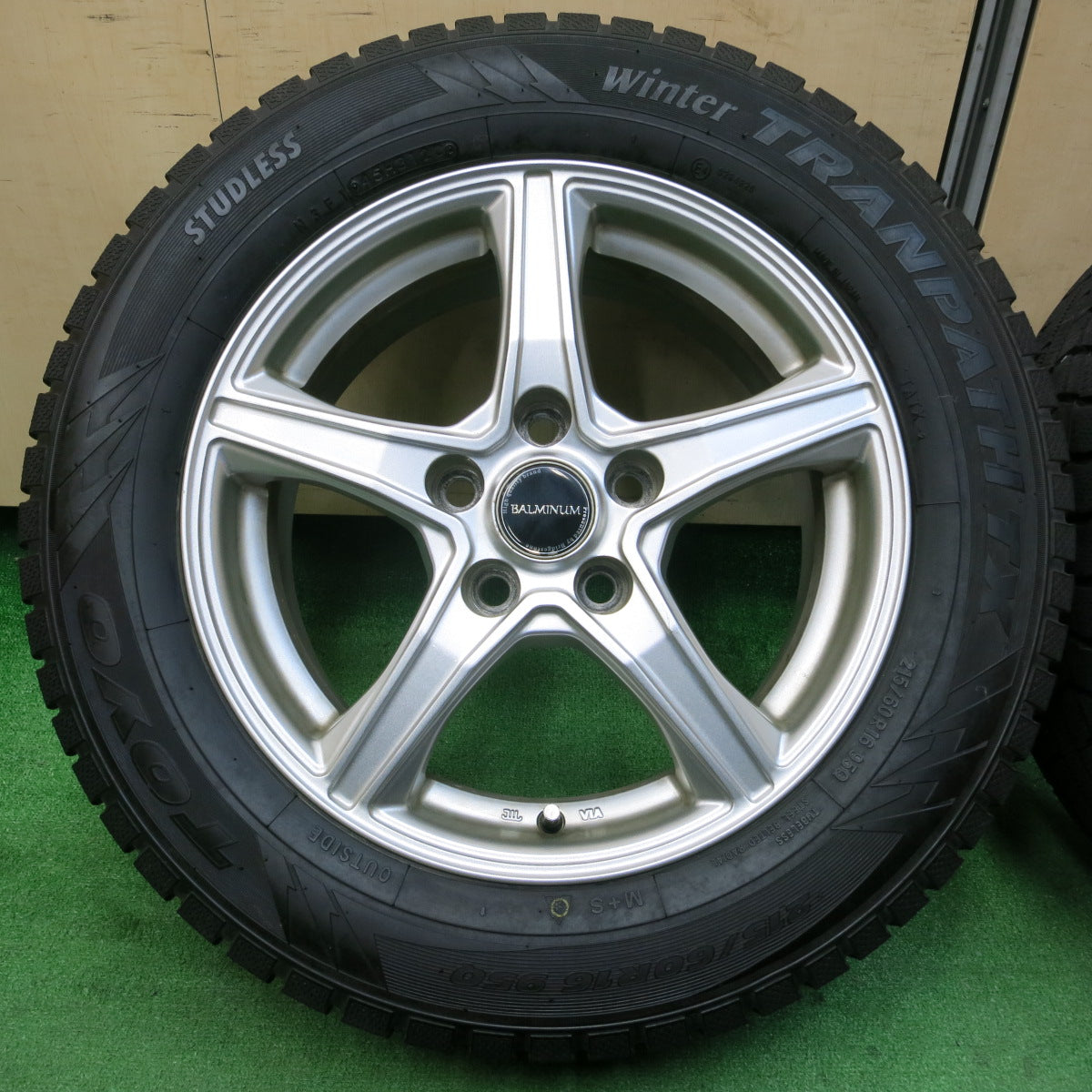 *送料無料*バリ溝！20年！キレイ！9.5分以上★スタッドレス 215/60R16 トーヨー ウインター トランパス TX BALMINUM バルミナ 16インチ PCD114.3/5H★3122505イス