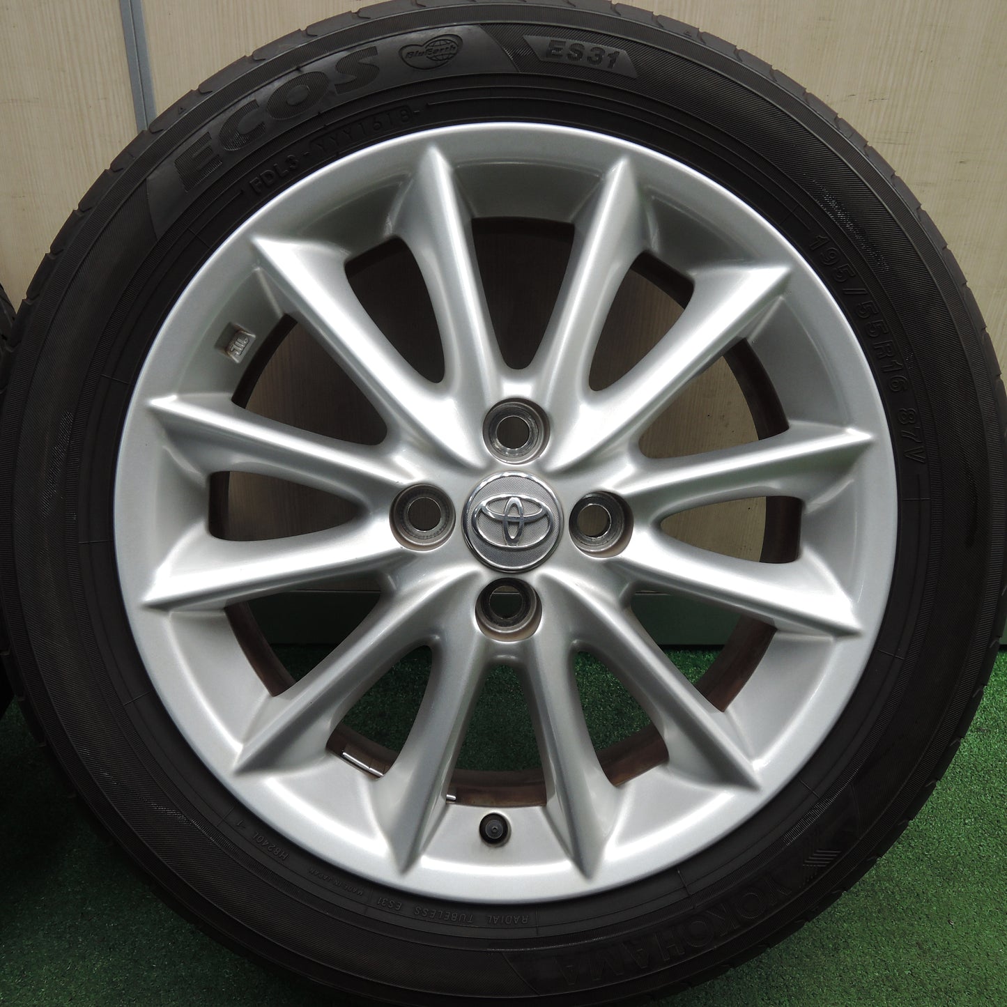 *送料無料*バリ溝！キレイ！8.5分★トヨタ カローラ フィールダー 純正 195/55R16 ヨコハマ エコス ES31 16インチ PCD100/4H★4010620HAノ