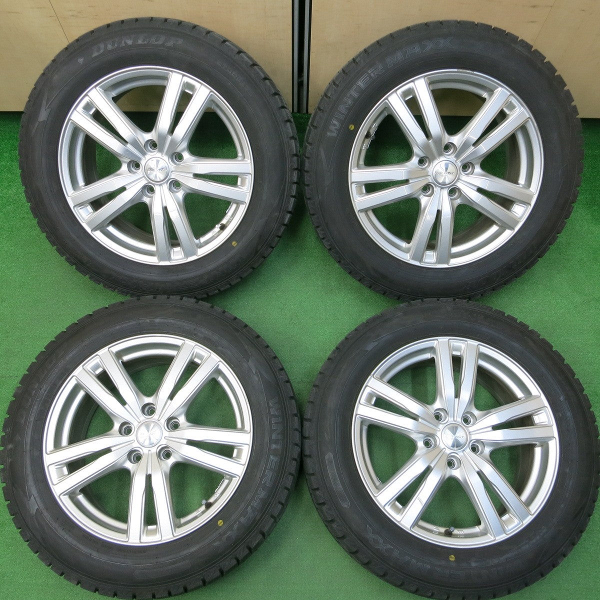 *送料無料* バリ溝！22年！キレイ！ほぼ10分★スタッドレス 215/60R17 ダンロップ ウインターマックス WM02 DUFACT デュファクト 17インチ PCD114.3/5H★4020901イス