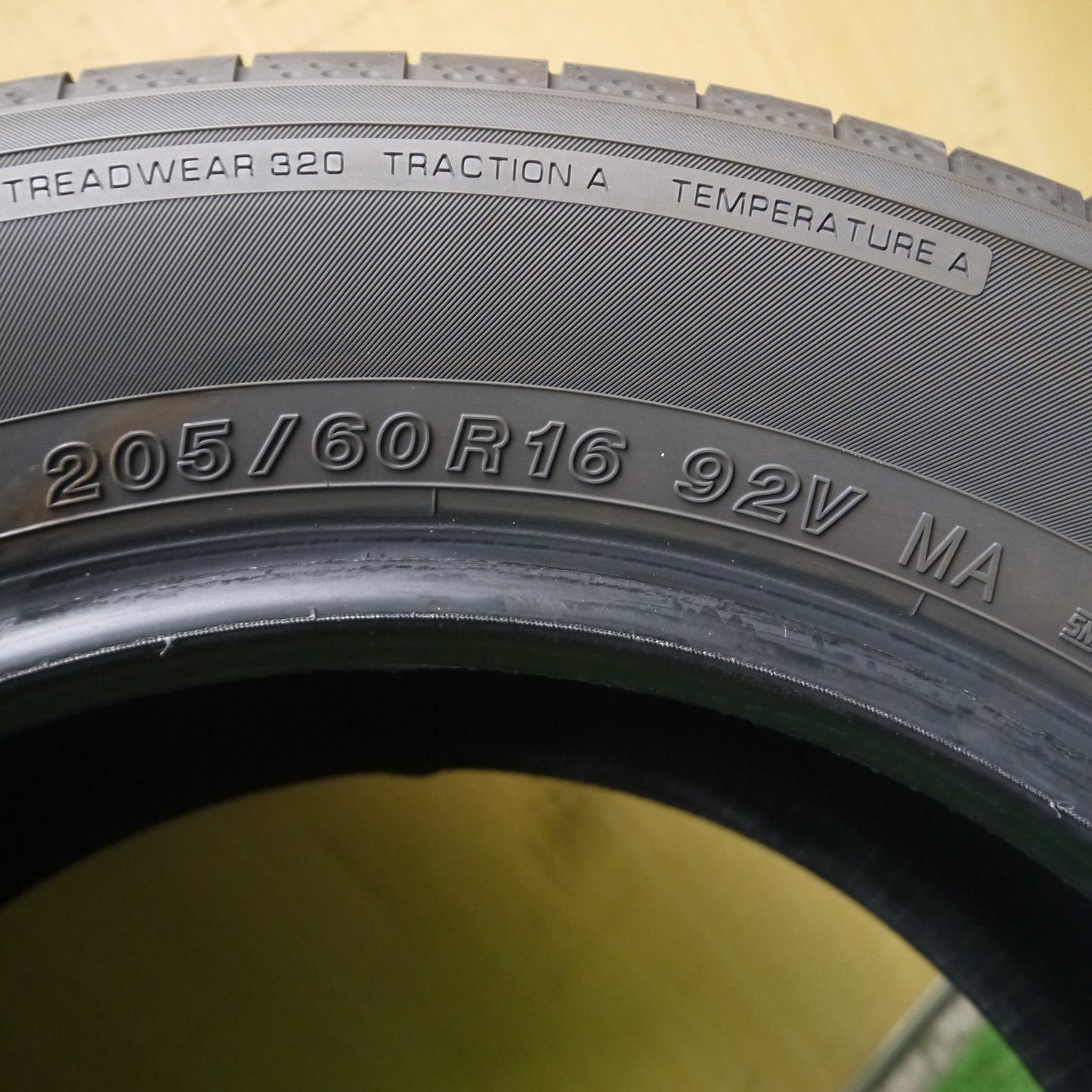 *送料無料*バリ溝！23年！9.5分★205/60R16 ヨコハマ BluEarth-GT AE51 タイヤ 16インチ ステップワゴン ノア プリウスα 等★3121907Hノタ