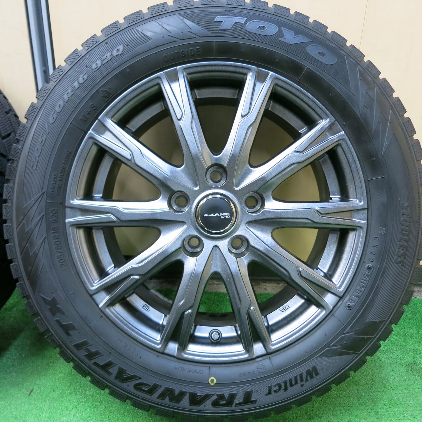 [送料無料]バリ溝！キレイ！9.5分以上★スタッドレス 205/60R16 トーヨー ウインター トランパス TX AZANE E-10 16インチ PCD114.3/5H★3062803ヒス