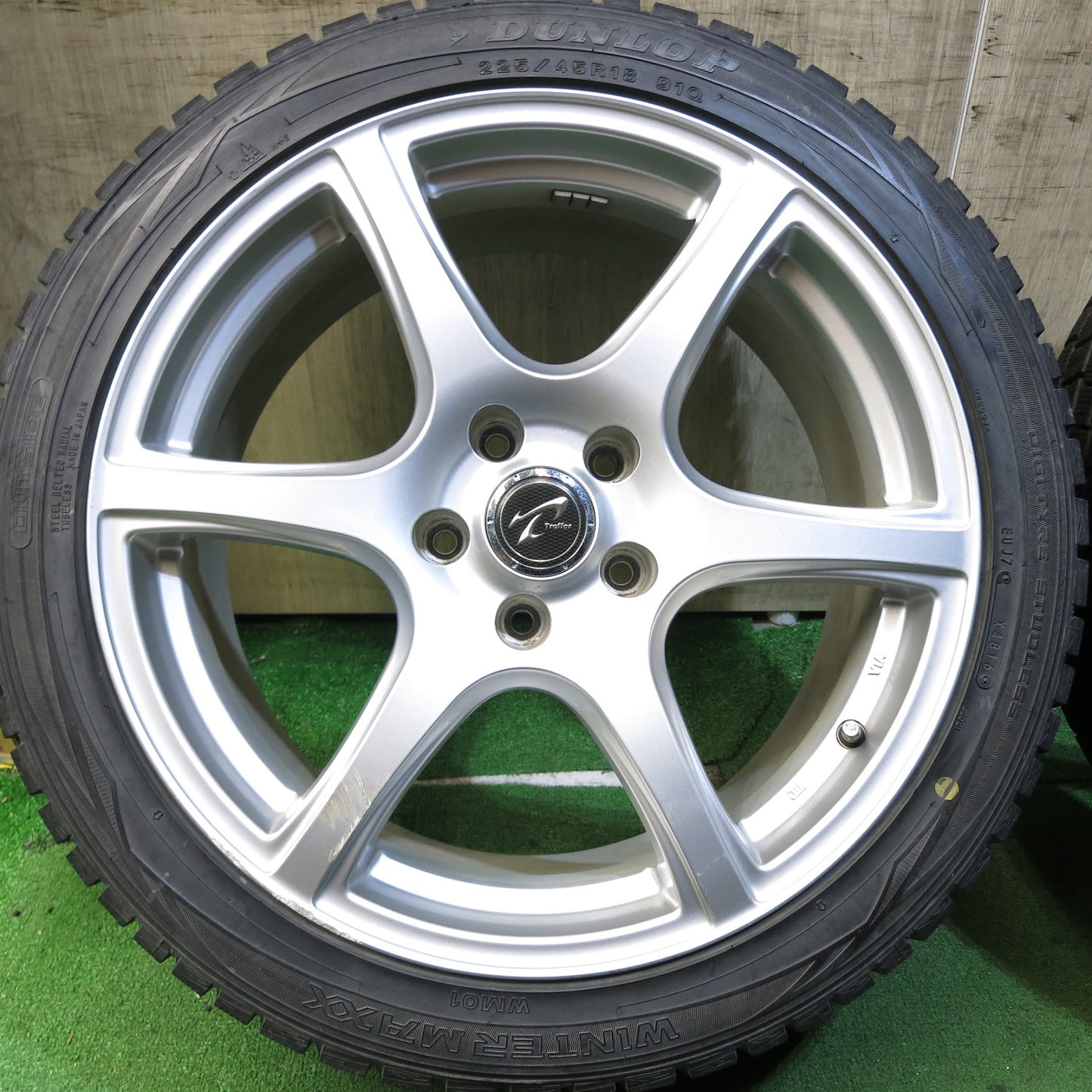 [送料無料]バリ溝！キレイ！9.5分★スタッドレス 225/45R18 ダンロップ ウインターマックス WM01 Treffer トレファー 18インチ PCD114.3/5H★3042804Hス