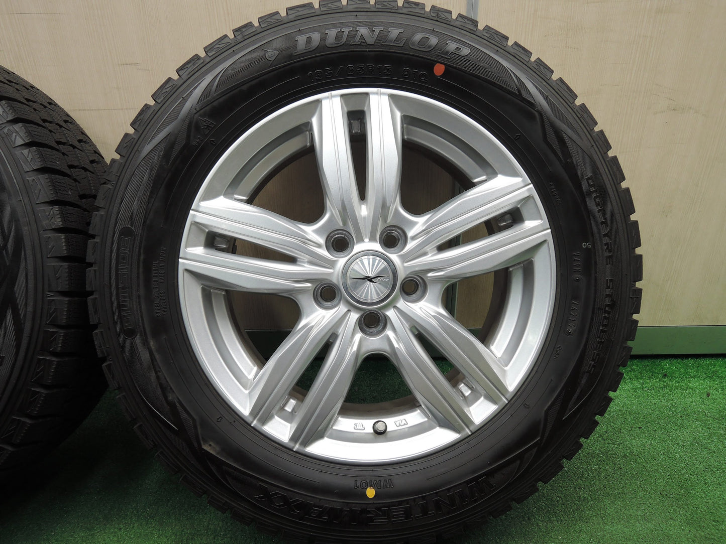 [送料無料]バリ溝！19年！キレイ！ほぼ10分★プリウス 等 195/65R15 スタッドレス ダンロップ ウインターマックス WM01 JOKER ジョーカー PCD100/5H★3112508HAス