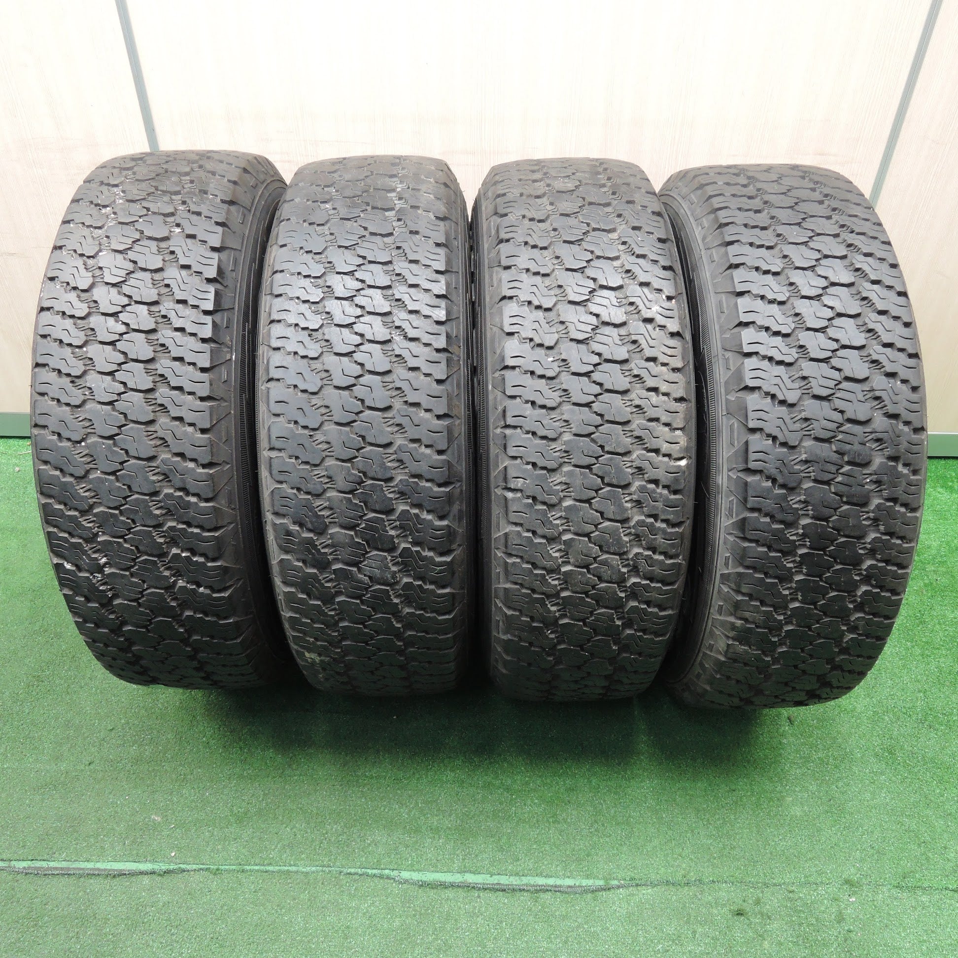 送料無料]4本価格☆ジープ JK ラングラー 純正 245/75R17 グッドイヤー ラングラー ホワイトレター 17インチ PCD127 |  名古屋/岐阜の中古カー用品・工具の買取/販売ならガレージゲット