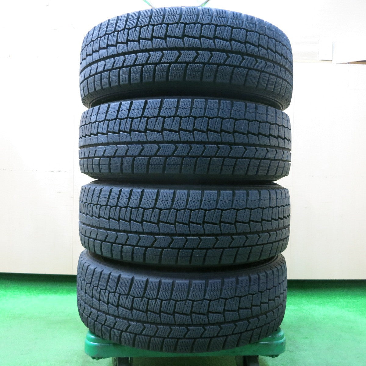 *送料無料* バリ溝！22年！キレイ！ほぼ10分★スタッドレス 215/60R17 ダンロップ ウインターマックス WM02 DUFACT デュファクト 17インチ PCD114.3/5H★4020901イス