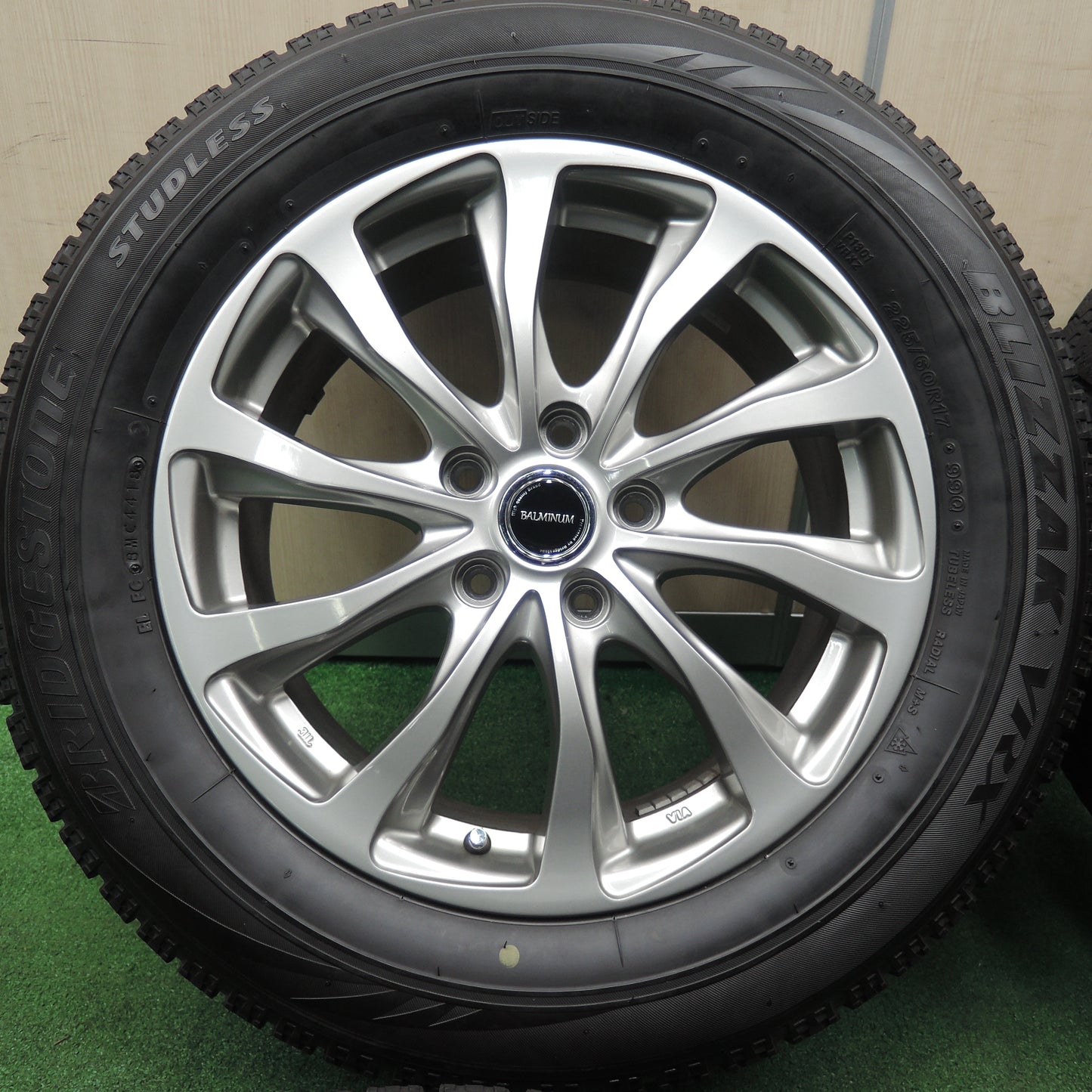 *送料無料*キレイ★スタッドレス 225/60R17 ブリヂストン ブリザック VRX BALMINUM バルミナ 17インチ PCD114.3/5H★3112705TNス