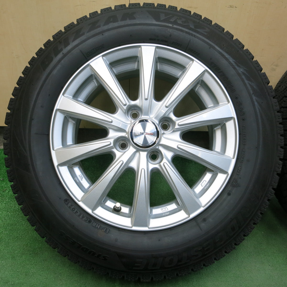 *送料無料*バリ溝！21年！キレイ！9分★スタッドレス 175/70R14 ブリヂストン ブリザック VRX2 JOKER ジョーカー 14インチ PCD100/4H★3102810イス