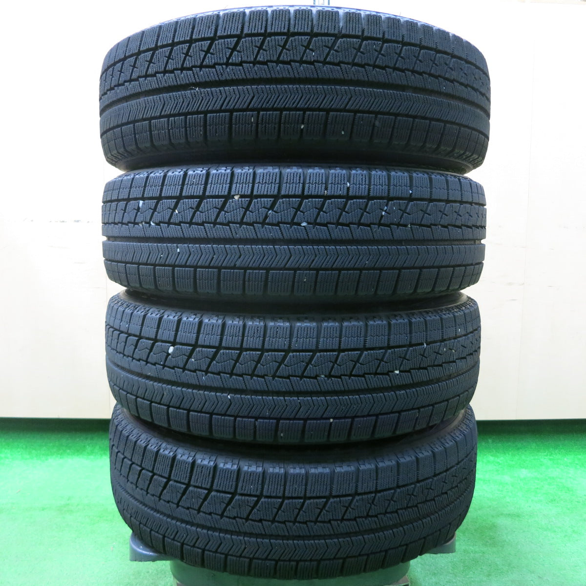 *送料無料*バリ溝！8.5分★トヨタ ヴィッツ 純正 スチール 165/70R14 スタッドレス ブリヂストン ブリザック VRX 14インチ PCD100/4H★3120913イス