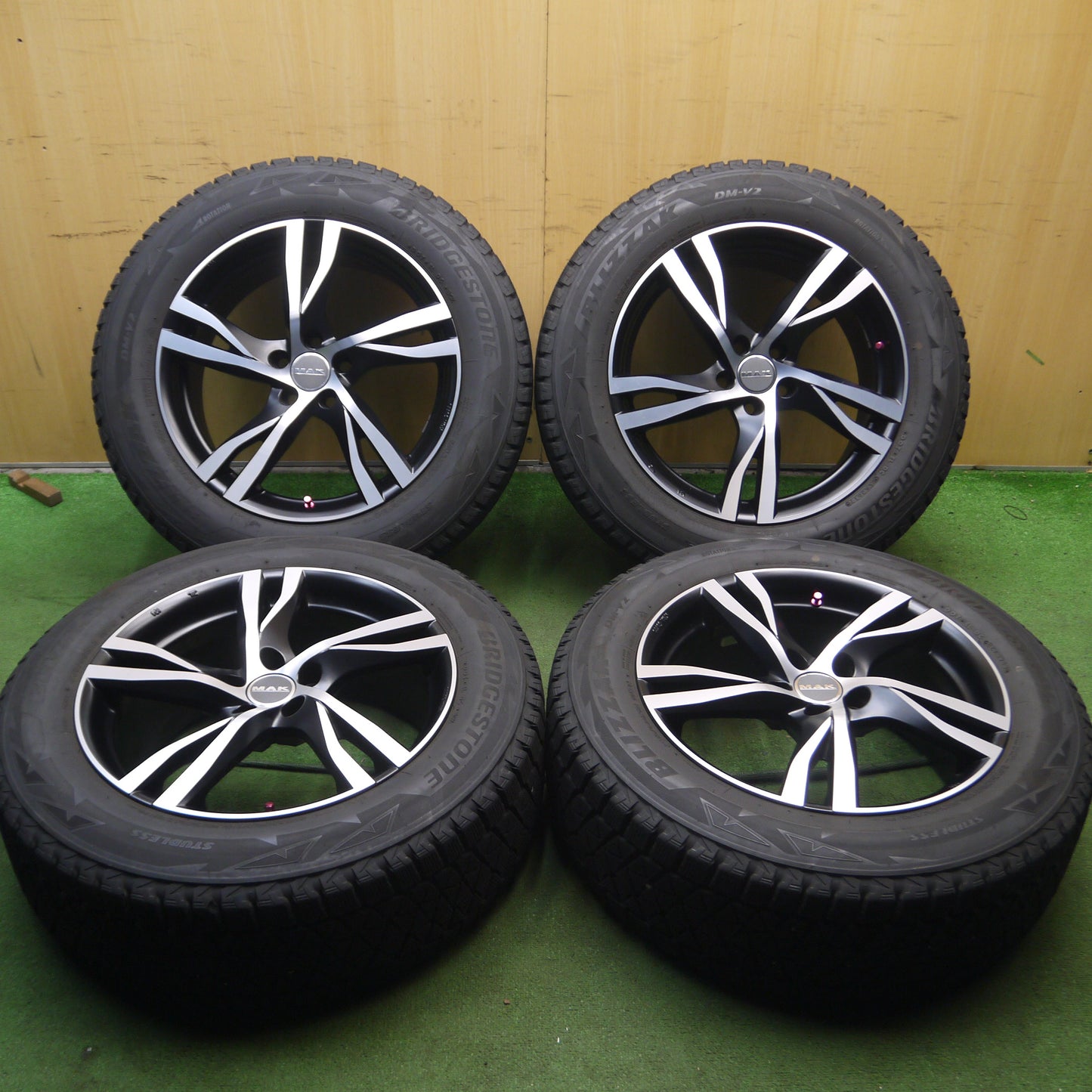 *送料無料*バリ溝！キレイ！8.5分★ボルボ 等 235/60R18 スタッドレス ブリヂストン ブリザック DM-V2 MAK 18インチ PCD108/5H★3102002Hス