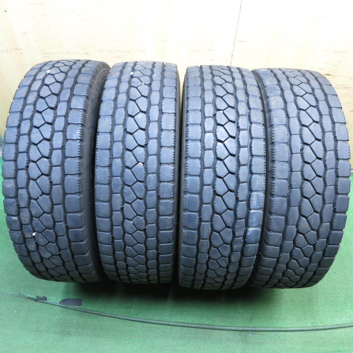 *送料無料* バリ溝！23年！8.5分★トラック タイヤ 245/70R19.5 136/134J ブリヂストン エコピア M801Ⅱ ミックス 19.5インチ★4022204クスタ