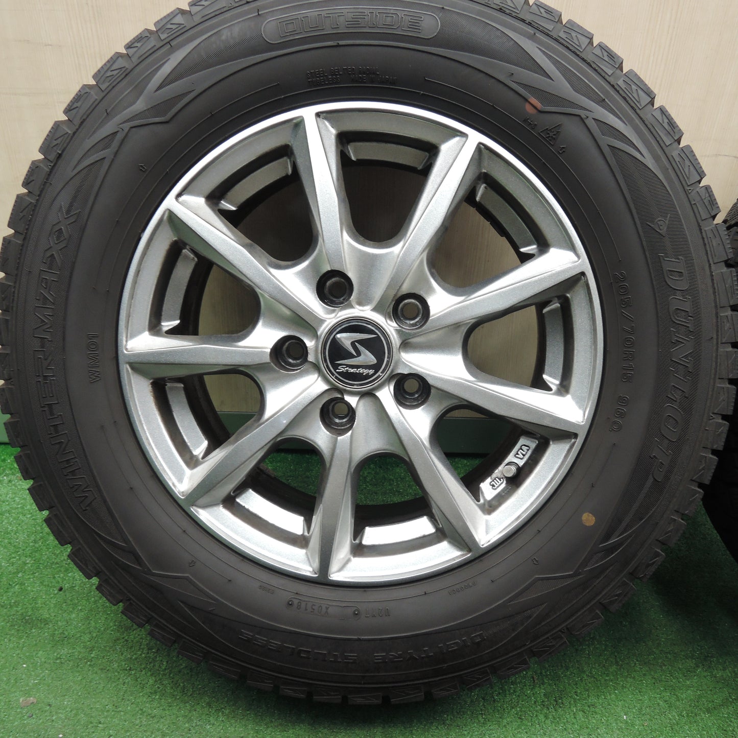 *送料無料*キレイ★スタッドレス 205/70R15 ダンロップ ウインターマックス WM01 Strategy ストラテジー 15インチ PCD114.3/5H★3111601TNス