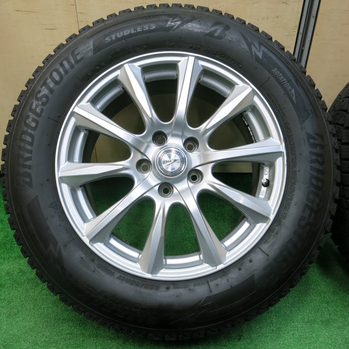 [送料無料]バリ溝！19年！キレイ！8.5分★スタッドレス 225/65R17 ブリヂストン ブリザック DM-V3 JOKER ジョーカー 17インチ PCD114.3/5H★3112002イス