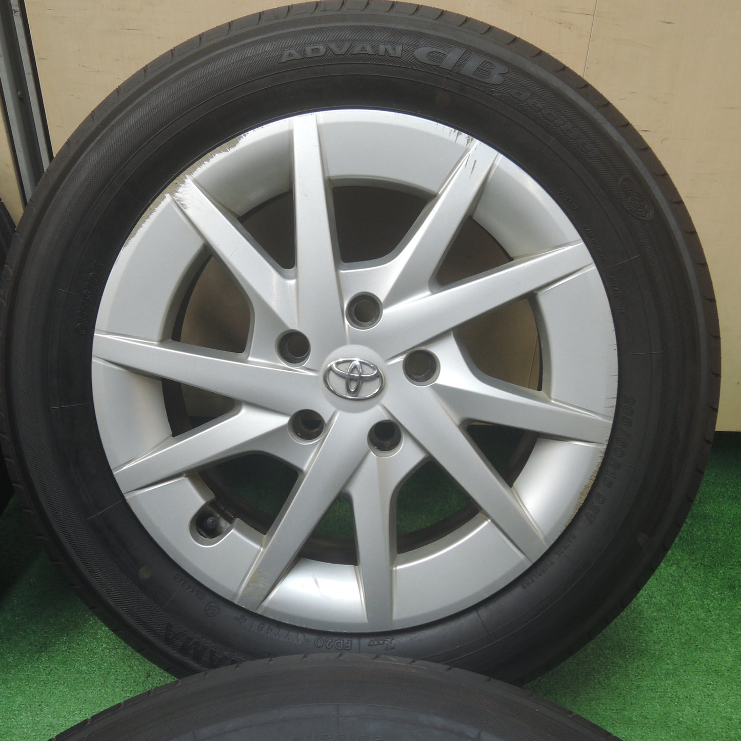 *送料無料* バリ溝！9.5分★トヨタ プリウスα 純正 205/60R16 ヨコハマ アドバン dB デシベル 16インチ PCD114.3/5H★4022110SYノ