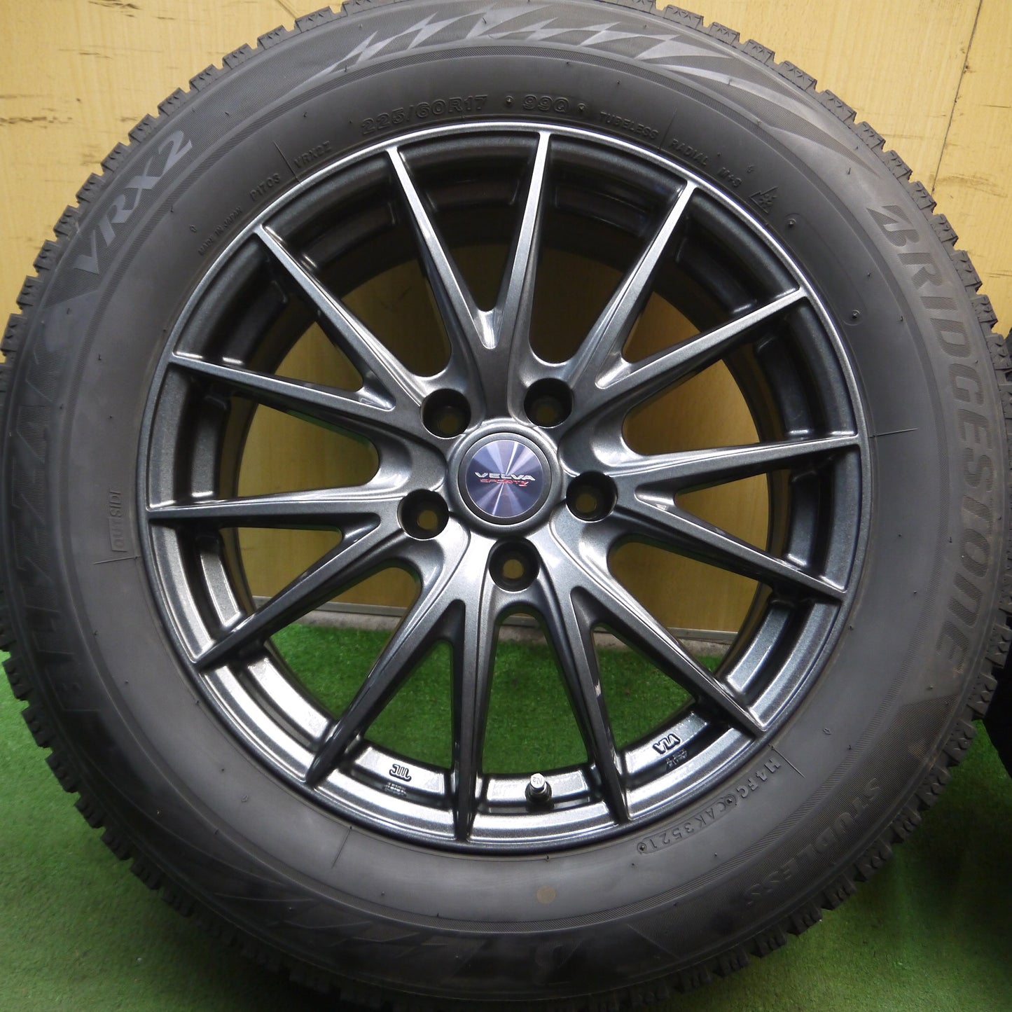 *送料無料*バリ溝！21年！キレイ！9.5分★スタッドレス 225/60R17 ブリヂストン ブリザック VRX2 VELVA SPORTZ ヴェルヴァ 17インチ PCD114.3/5H★3120102Hス