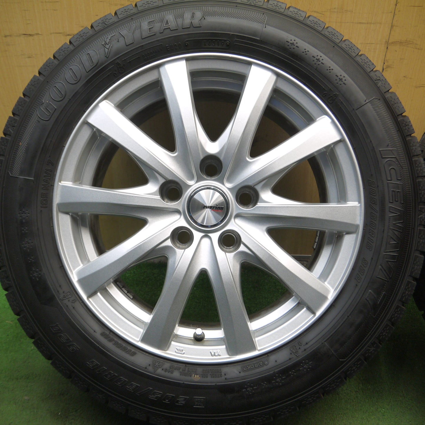 *送料無料*バリ溝！19年！綺麗！9.5分以上★スタッドレス 205/60R16 グッドイヤー アイスナビ7 ravrion RS01 ラブリオン PCD114.3/5H★3103001Hス