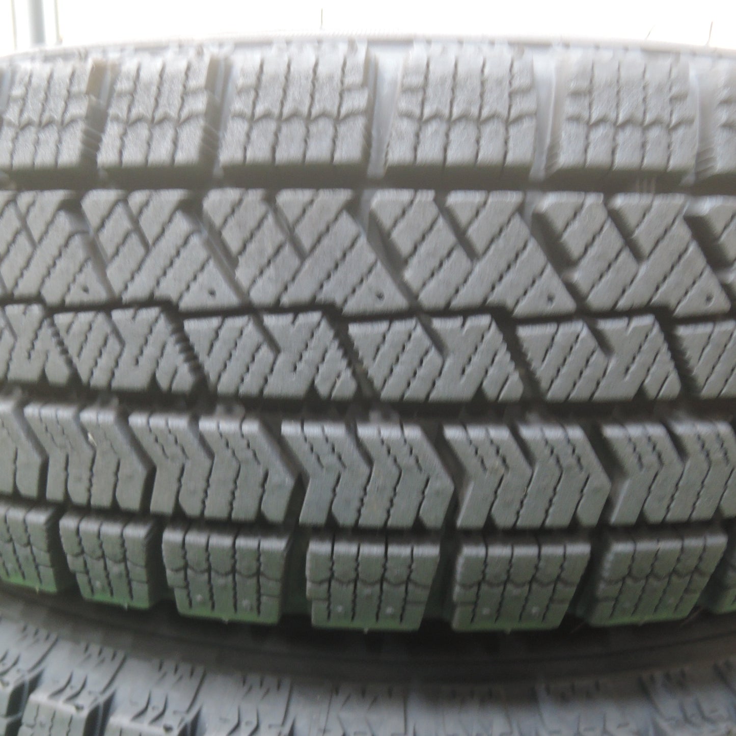 [送料無料] バリ溝！21年！ほぼ10分★スタッドレス 145/80R13 ブリヂストン ブリザック VRX2 スチール ホイール 13インチ PCD100/4H★4010909SYス