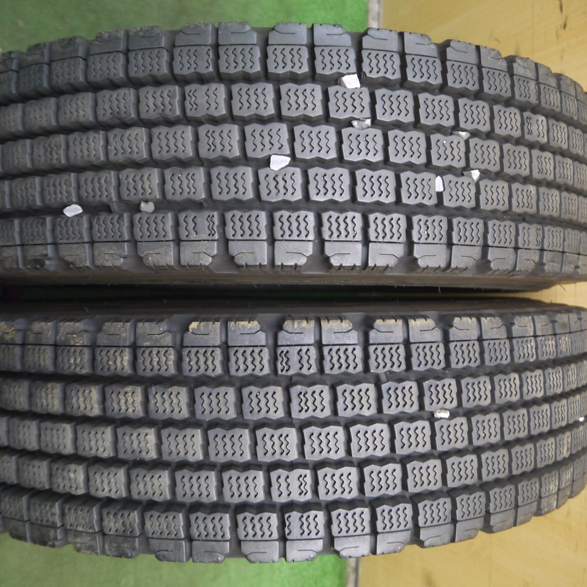 *送料無料* バリ溝！22年！8.5分★トラック タイヤ 225/80R17.5 123/122L スタッドレス ブリヂストン W910  17.5インチ★4022920KKスタ