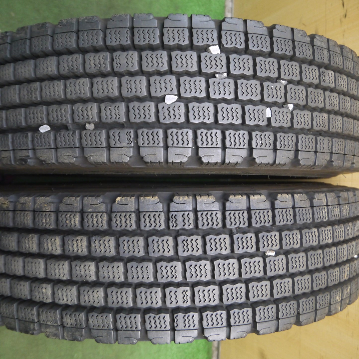 *送料無料* バリ溝！22年！8.5分★トラック タイヤ 225/80R17.5 123/122L スタッドレス ブリヂストン W910 17.5インチ★4022920KKスタ