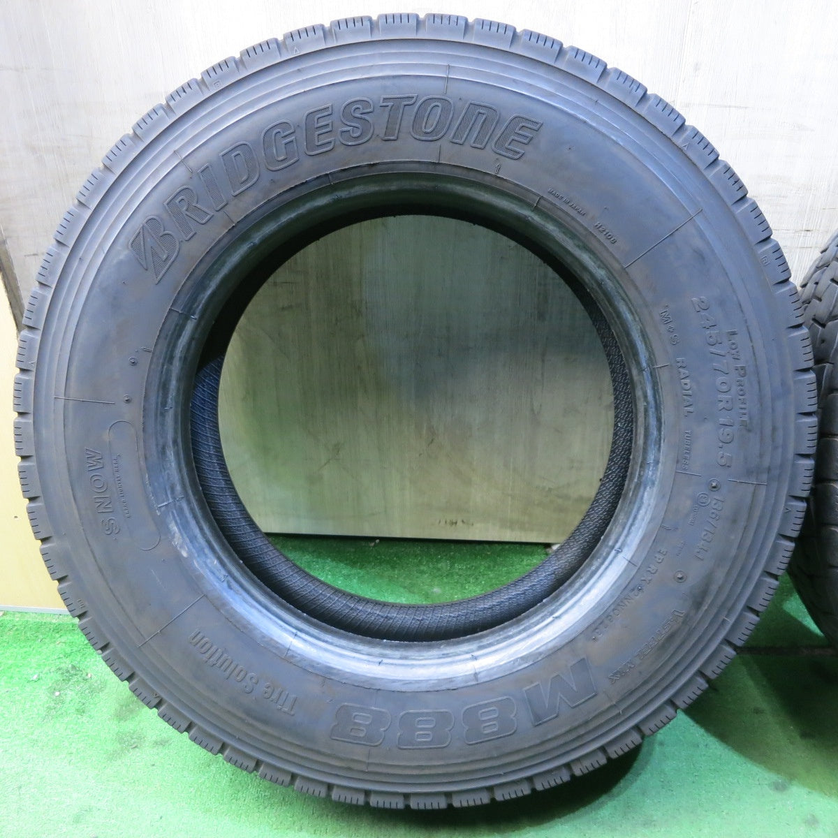 *送料無料*バリ溝！23年！8.5分★トラック タイヤ 245/70R19.5 136/134J ブリヂストン M888 ミックス オールシーズン 19.5インチ★4013008クスタ