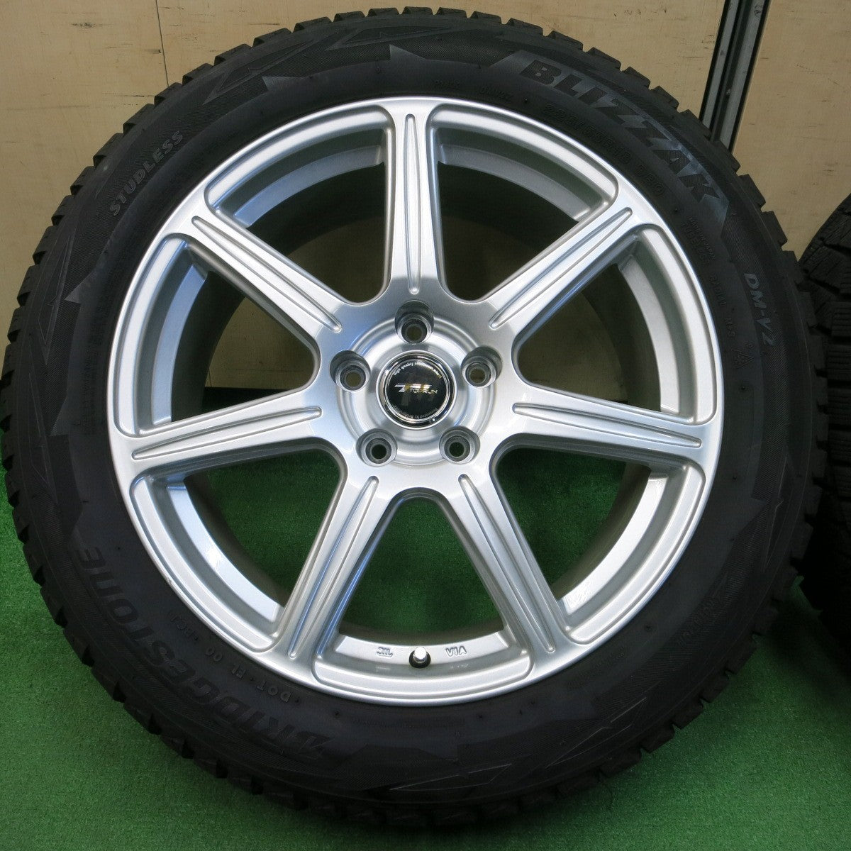 *送料無料*バリ溝！キレイ！9分★スタッドレス 225/55R18 ブリヂストン ブリザック DM-V2 TOPRUN トップラン 18インチ PCD114.3/5H★4012903イス