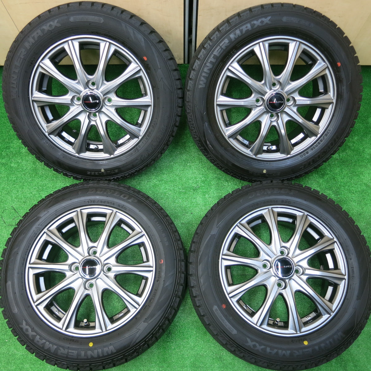 *送料無料*超バリ溝！キレイ！ほぼ10分★スタッドレス 175/65R14 ダンロップ ウインターマックス WM02 LUTZ 14インチ PCD100/4H★3111003イス