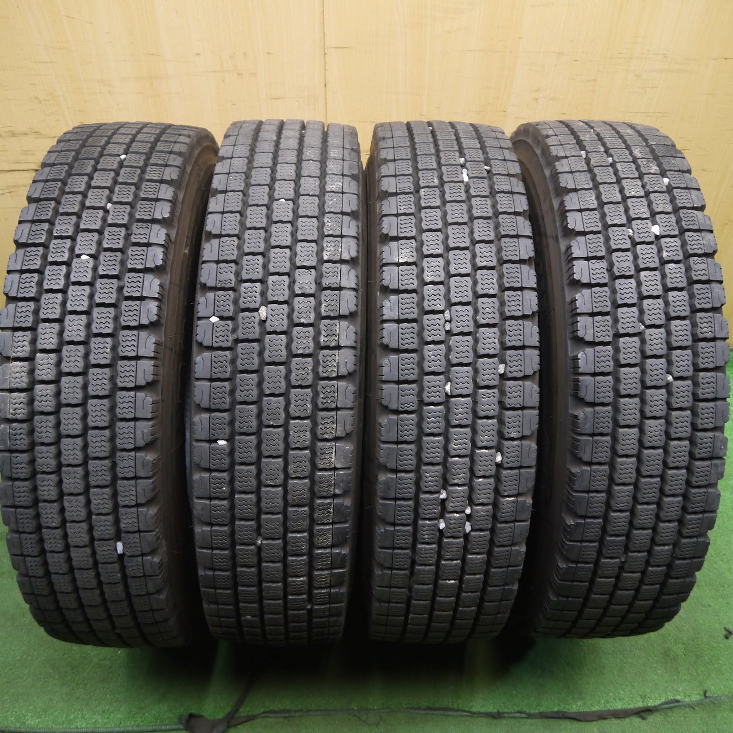 [送料無料]バリ溝！22年！9分★トラック タイヤ 225/80R17.5 123/122L スタッドレス ブリヂストン W910 17.5インチ★3041816クスタ