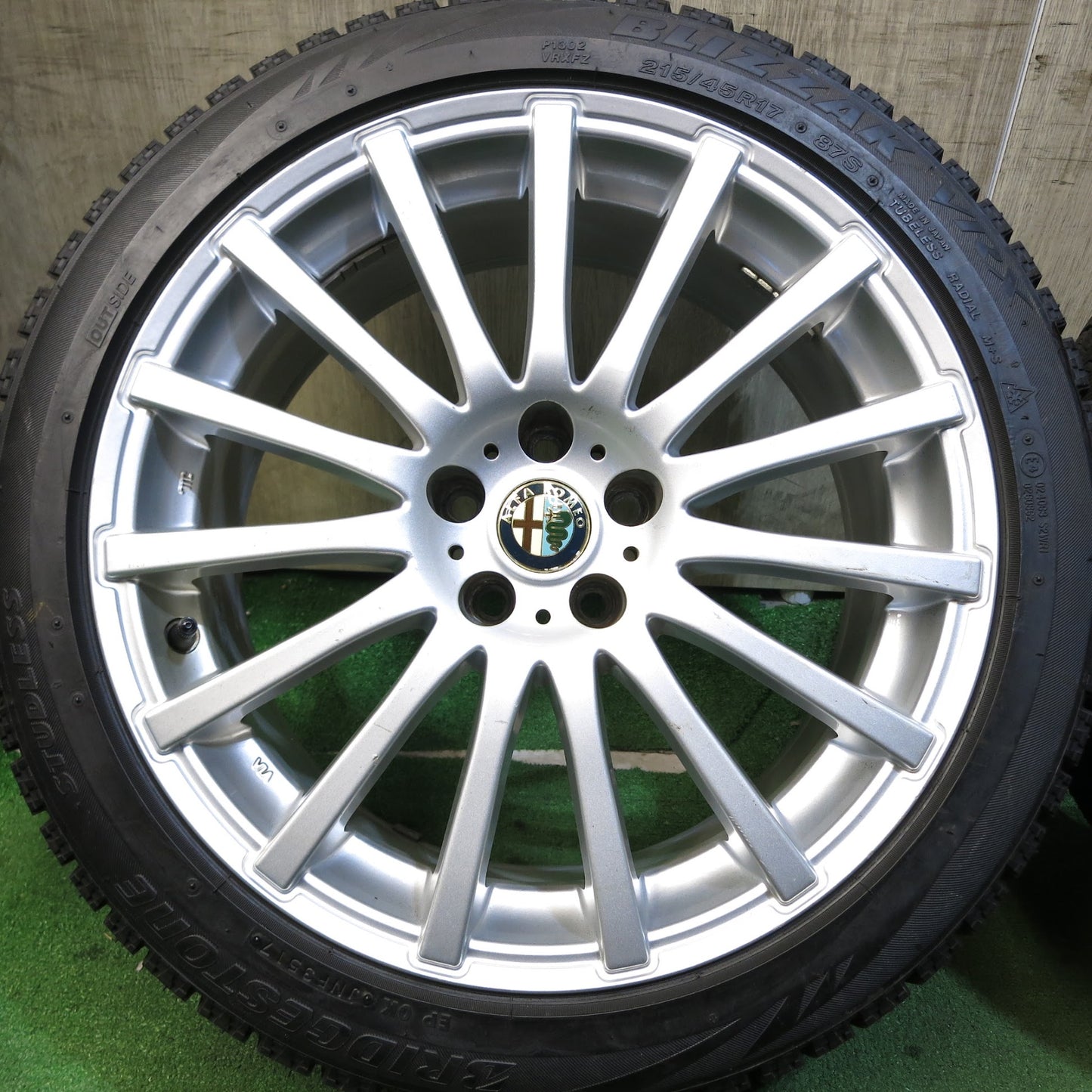 [送料無料]バリ溝！ほぼ10分★アルファロメオ等 215/45R17 スタッドレス ブリヂストン ブリザックVRX Eurodesign ユーロデザイン 17インチ PCD98/5H★3052309Hス