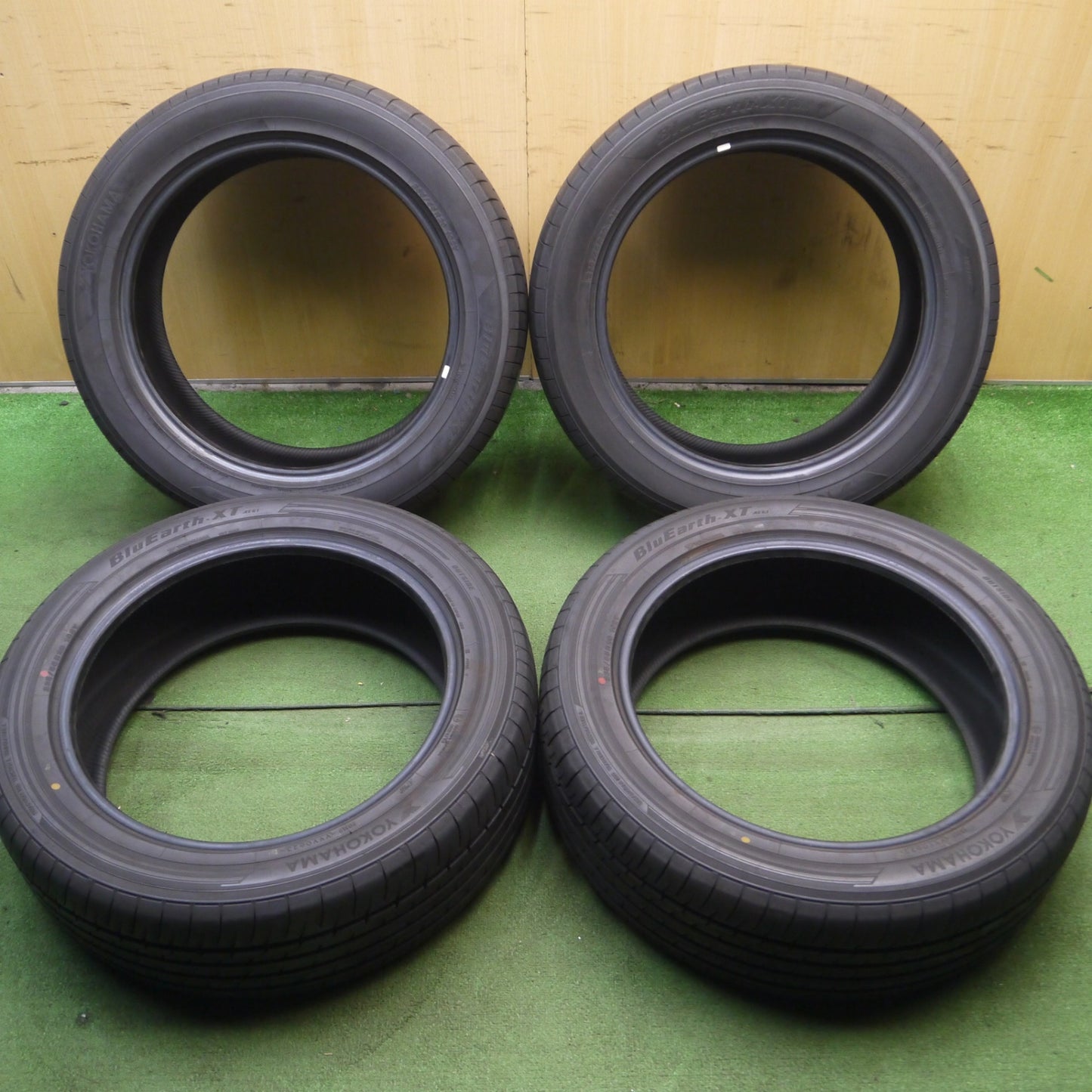 *送料無料* バリ溝！23年！9.5分★235/55R20 ヨコハマ BluEarth-XT AE61 ブルーアース XT タイヤ 20インチ レクサス RX 等★4022306KKノタ