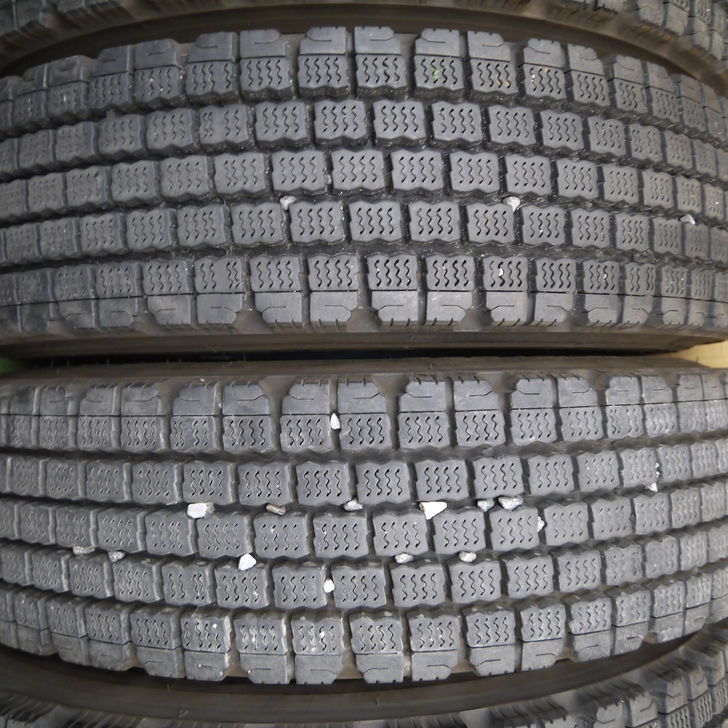 [送料無料]バリ溝！22年！9分★トラック タイヤ 225/80R17.5 123/122L スタッドレス ブリヂストン W910 17.5インチ★3040308クスタ