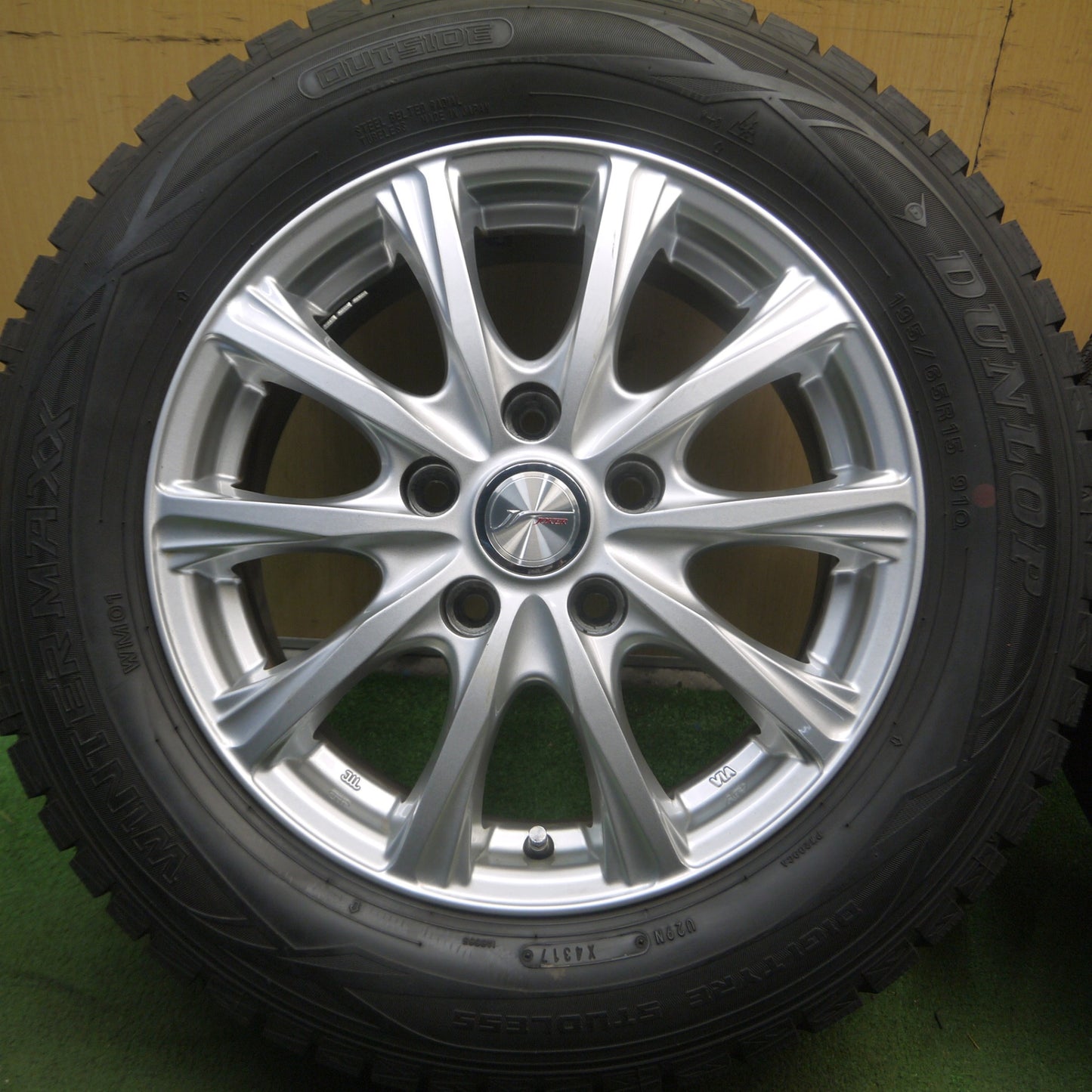 *送料無料* バリ溝！キレイ！9.5分以上★スタッドレス 195/65R15 ダンロップ ウインターマックス WM01 JOKER ジョーカー 15インチ PCD114.3/5H★4020709Hス