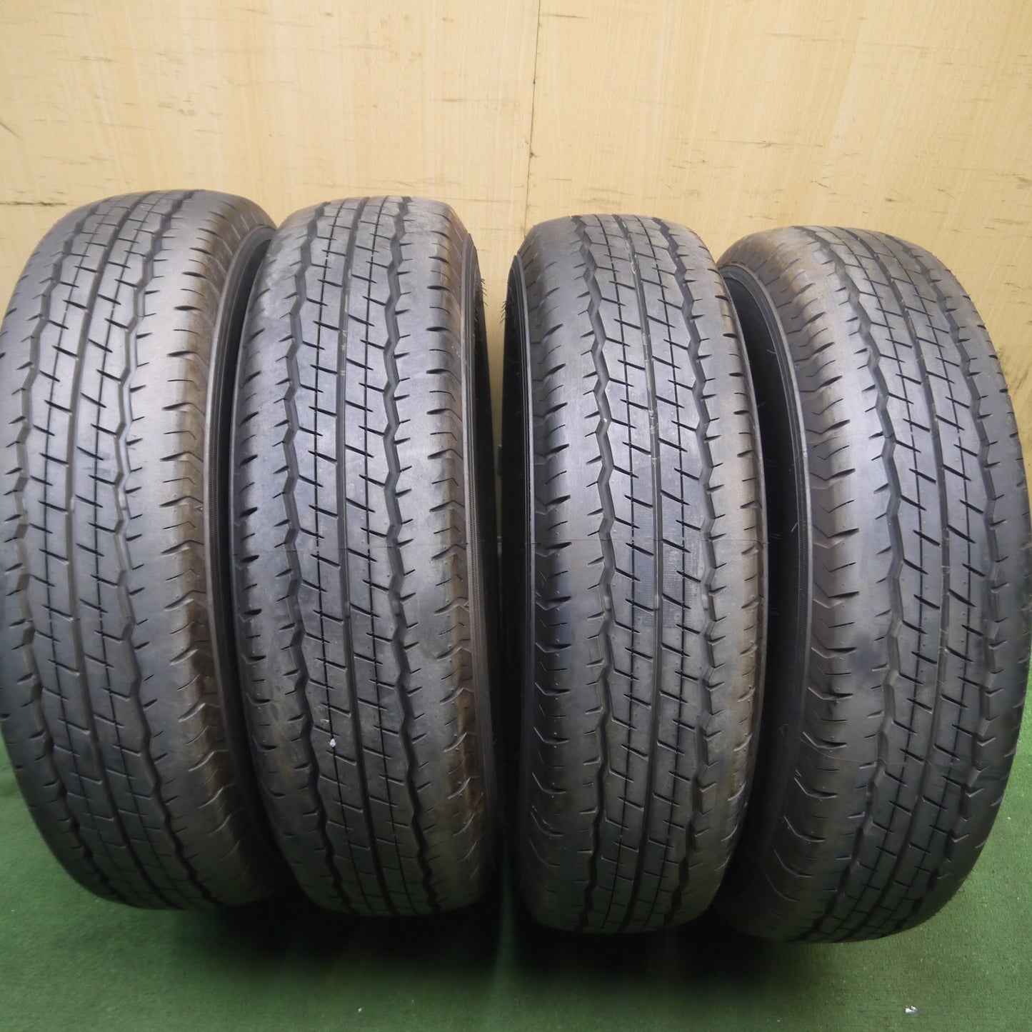 [送料無料]バリ溝！9.5分★195/80R15 107/105L ダンロップ SP175N タイヤ 15インチ ハイエース キャラバン 等★3101004Hノタ