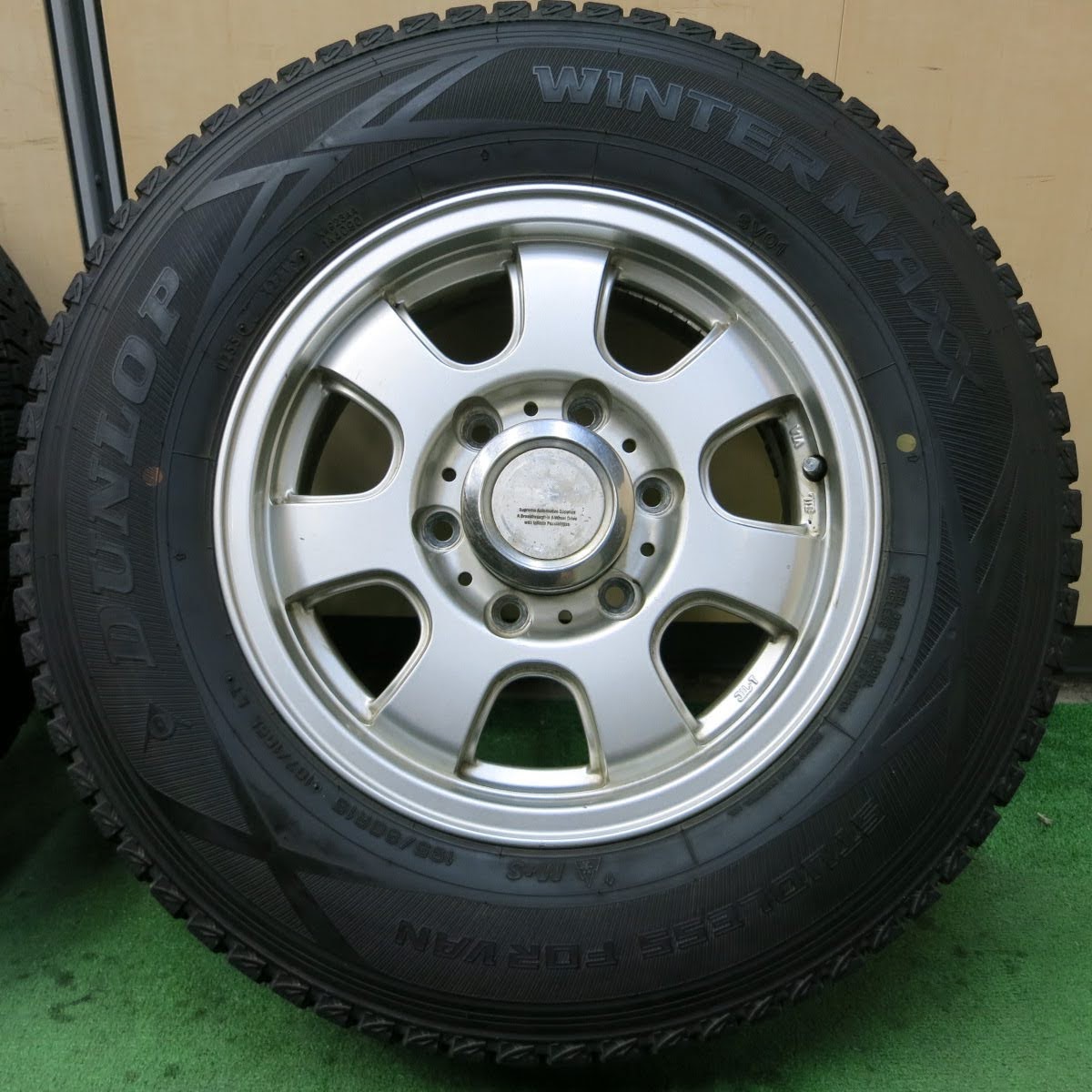 [送料無料]バリ溝！9.5分★ハイエース 等 BERG 195/80R15 107/105L スタッドレス ダンロップ ウインターマックス SV01 15インチ PCD139.7/6H★3080704イス