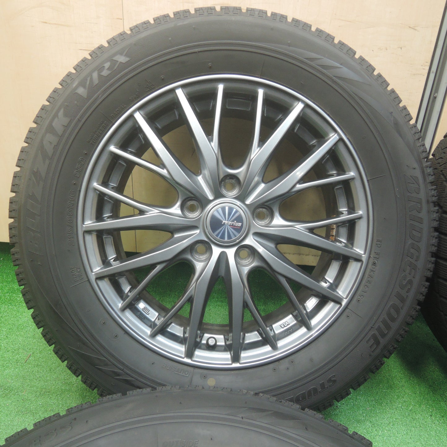 *送料無料*バリ溝！19年！キレイ！9.5分★スタッドレス 215/60R16 ブリヂストン ブリザック VRX ravrion RM01 ラブリオン 16インチ PCD114.3/5H★3120610SYス