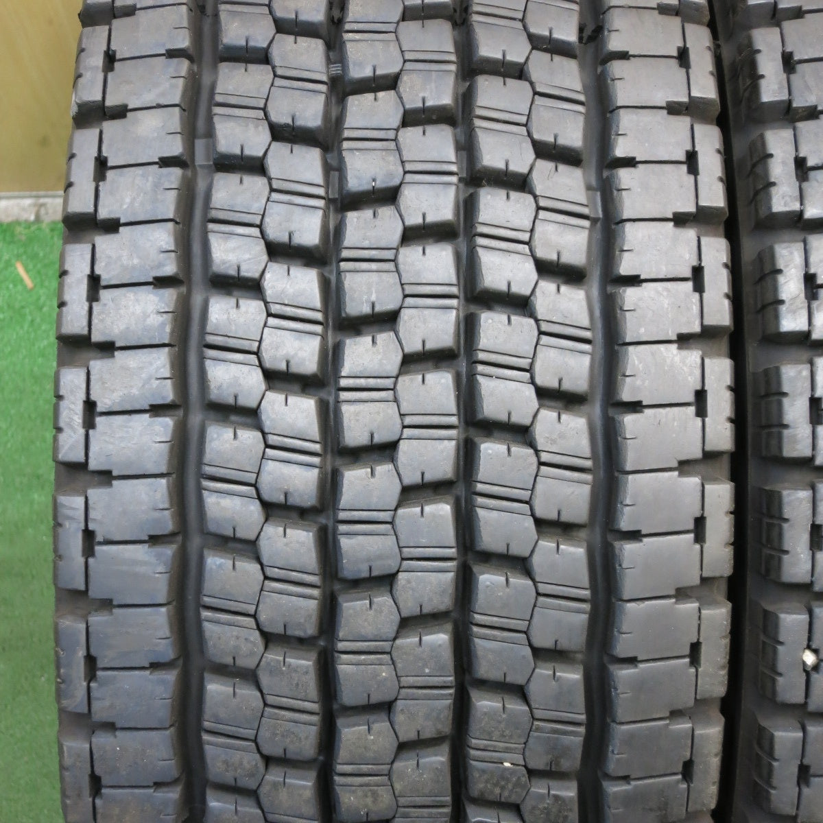 送料無料* バリ溝！22年！ほぼ10分☆トラック タイヤ 245/70R19.5 136/134J スタッドレス ブリヂストン W999 |  名古屋/岐阜の中古カー用品・工具の買取/販売ならガレージゲット