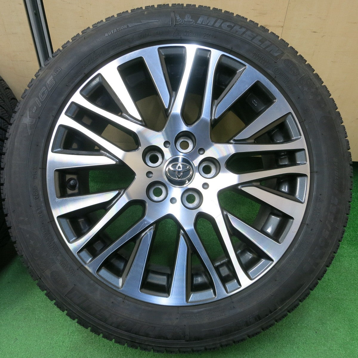 *送料無料* バリ溝！キレイ！8.5分★トヨタ 30系 アルファード 純正 235/50R18 スタッドレス ミシュラン X-ICE XI3 18インチ PCD114.3/5H★4030804イス