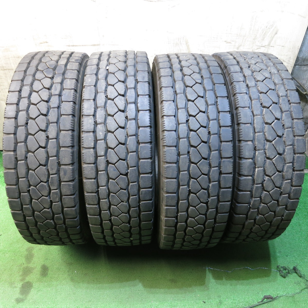 *送料無料* バリ溝！23年！9分★トラック タイヤ 245/70R19.5 136/134J ブリヂストン エコピア M801Ⅱ ミックス 19.5インチ★4022106クノタ