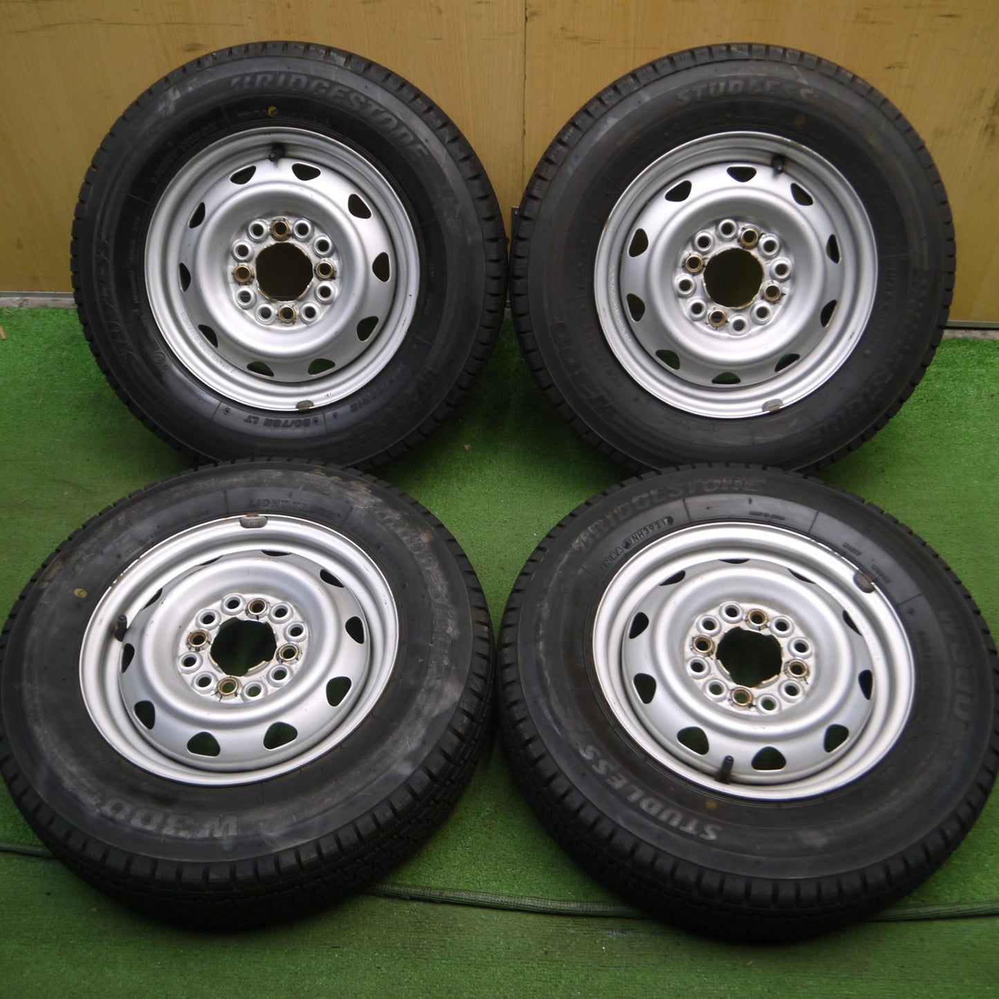 *送料無料* バリ溝！21年！9.5分★スタッドレス 145/80R12 80/78N ブリヂストン W300 スチール ホイール PCD100 110 114.3/4H マルチ★4022104Hス