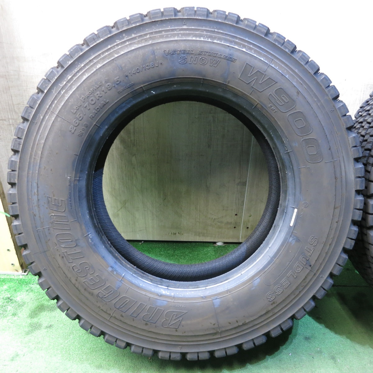 *送料無料* バリ溝！22年！9分★トラック タイヤ 265/70R19.5 140/138J スタッドレス ブリヂストン W900  19.5インチ★4021408クスタ