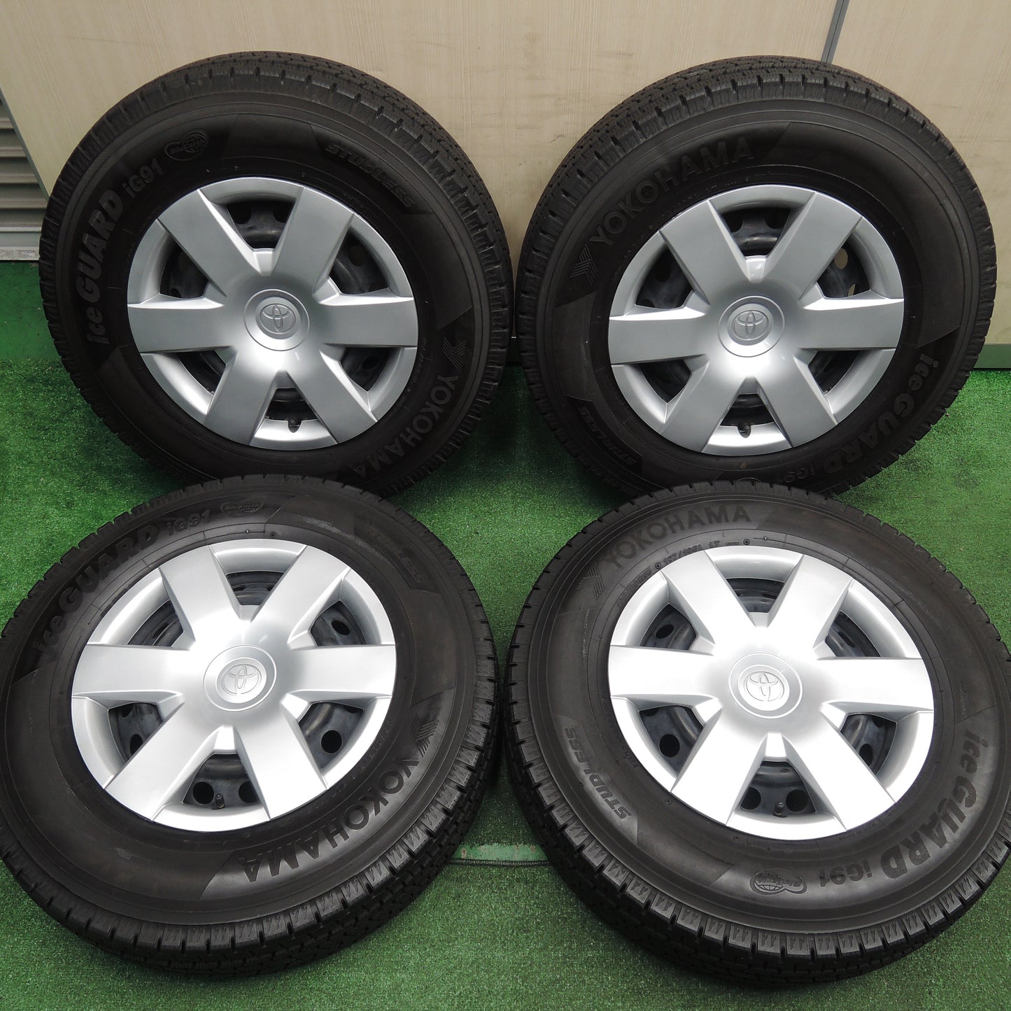 *送料無料*バリ溝！キレイ！9.5分以上★トヨタ 200系 ハイエース 純正 195/80R15 スタッドレス ヨコハマ アイスガード iG91 PCD139.7/6H★3111703HAス