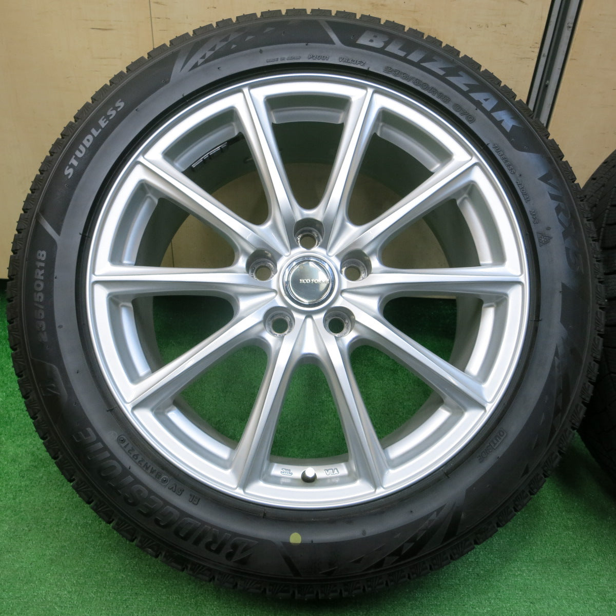 *送料無料*バリ溝！21年！キレイ！ほぼ10分★スタッドレス 235/50R18 ブリヂストン ブリザック VRX3 ECO FORME エコフォルム 18インチ PCD114.3/5H★3112704イス