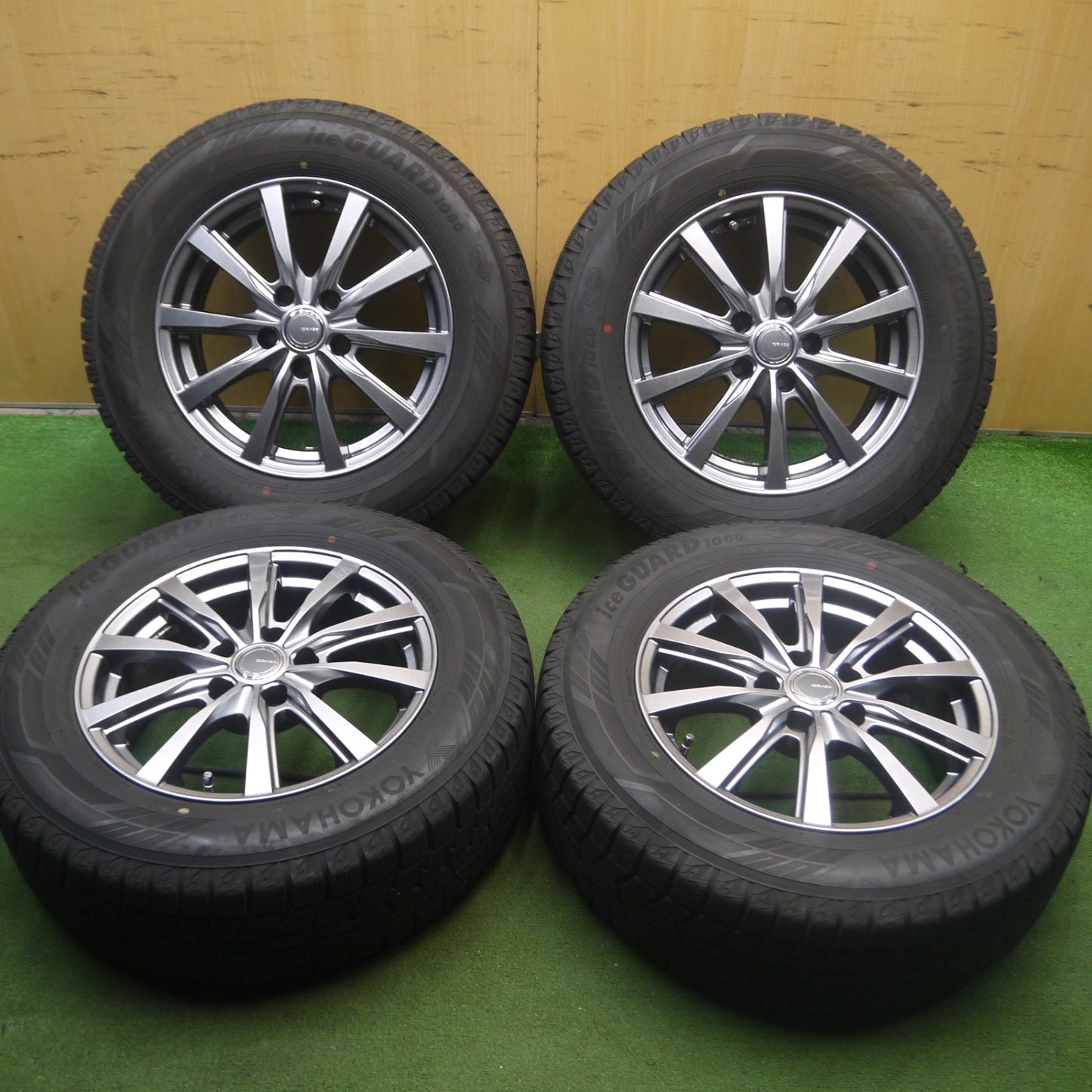 *送料無料* バリ溝！キレイ！9.5分★スタッドレス 215/65R16 ヨコハマ アイスガード iG60 GRASS グラス 16インチ PCD114.3/5H★4021907Hス