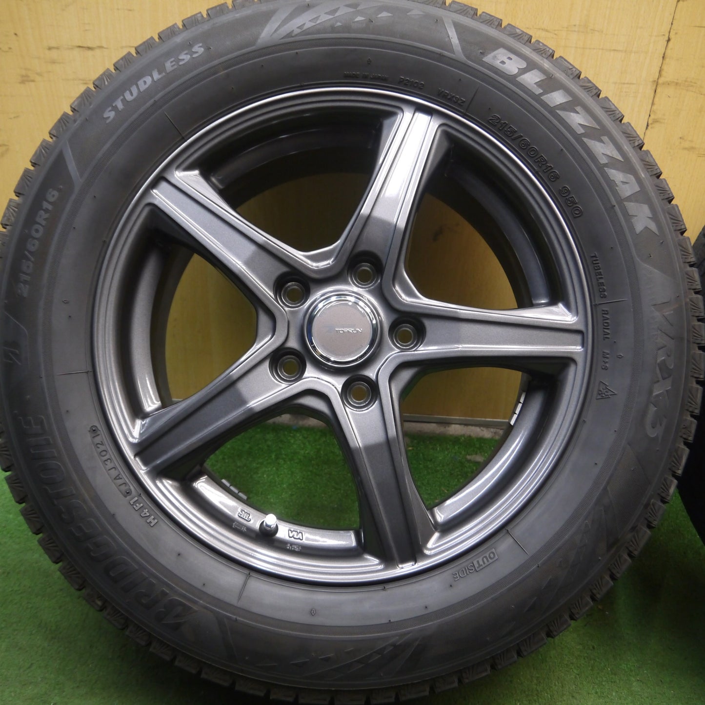 *送料無料* バリ溝！21年！綺麗！9.5分★スタッドレス 215/60R16 ブリヂストン ブリザック VRX3 TOPRUN トップラン PCD114.3/5H★4030613Hス