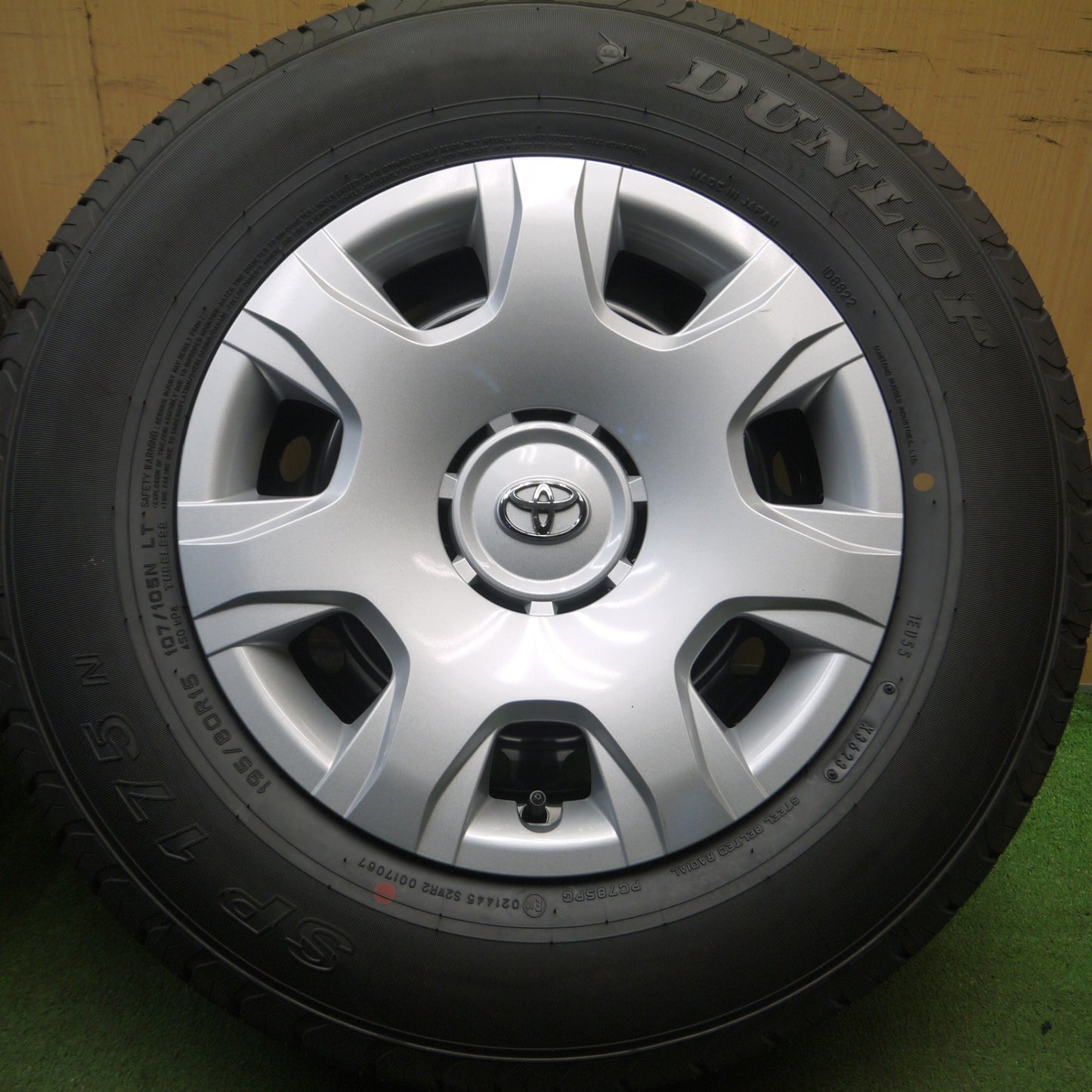 *送料無料* 新車外し！23年★トヨタ 200系 ハイエース 純正 スチール 195/80R15 107/105N ダンロップ SP175N PCD139.7/6H★4022804Hノ