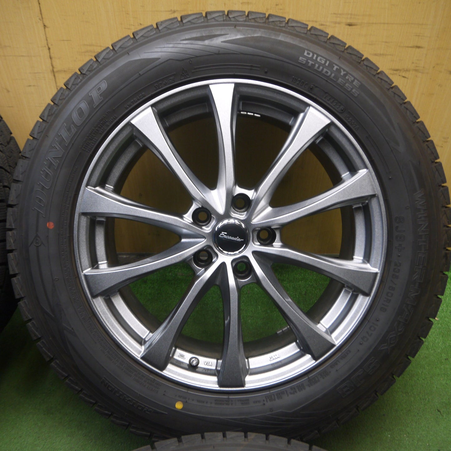 *送料無料* バリ溝！22年！キレイ！9.5分以上★スタッドレス 235/60R18 ダンロップ ウインターマックス SJ8 Exceeder エクシーダー 18インチ PCD114.3/5H★4030201KKス