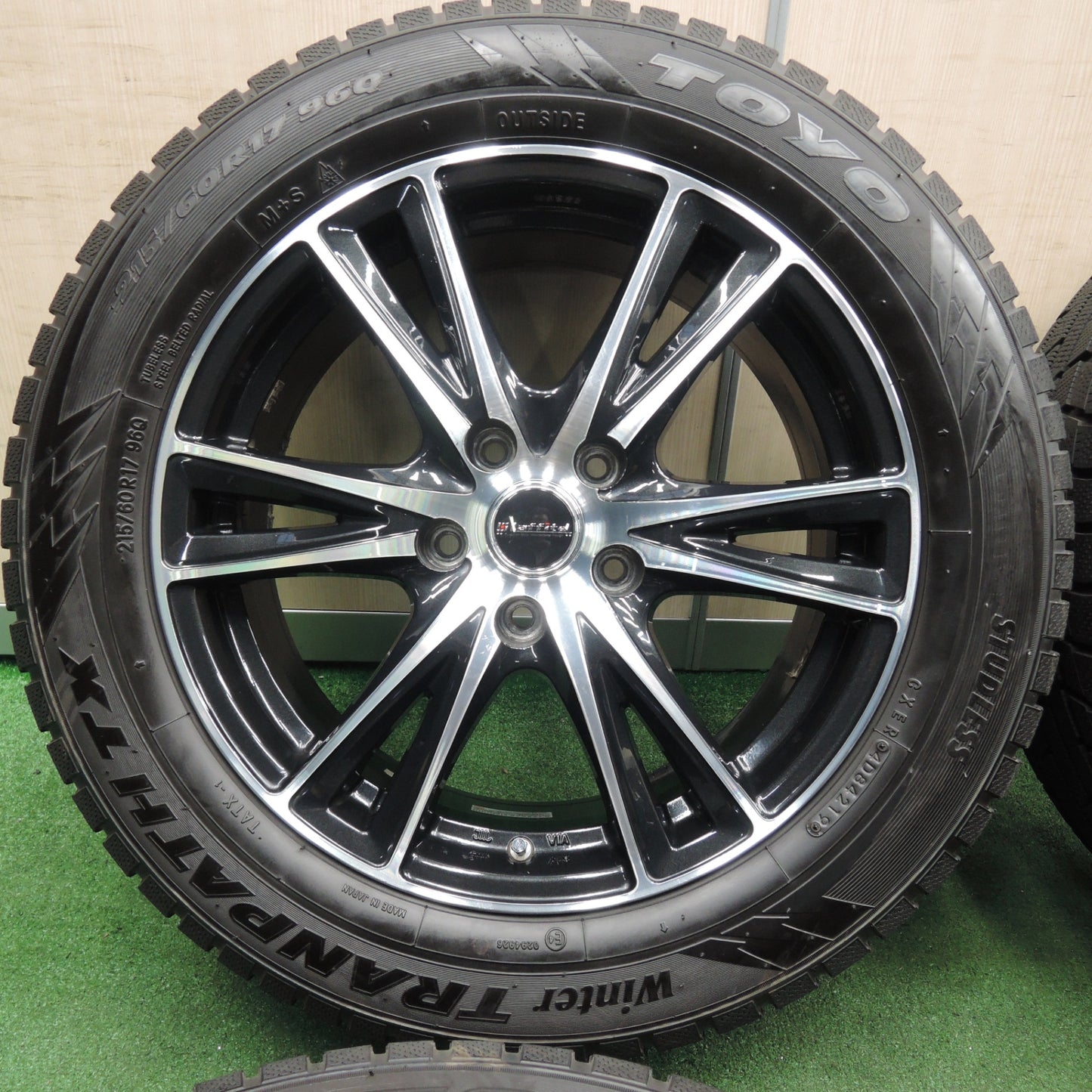 *送料無料* バリ溝！キレイ！9.5分★スタッドレス 215/60R17 トーヨー ウインター トランパス TX Laffite ラフィット 17インチ PCD114.3/5H★4030502TNス