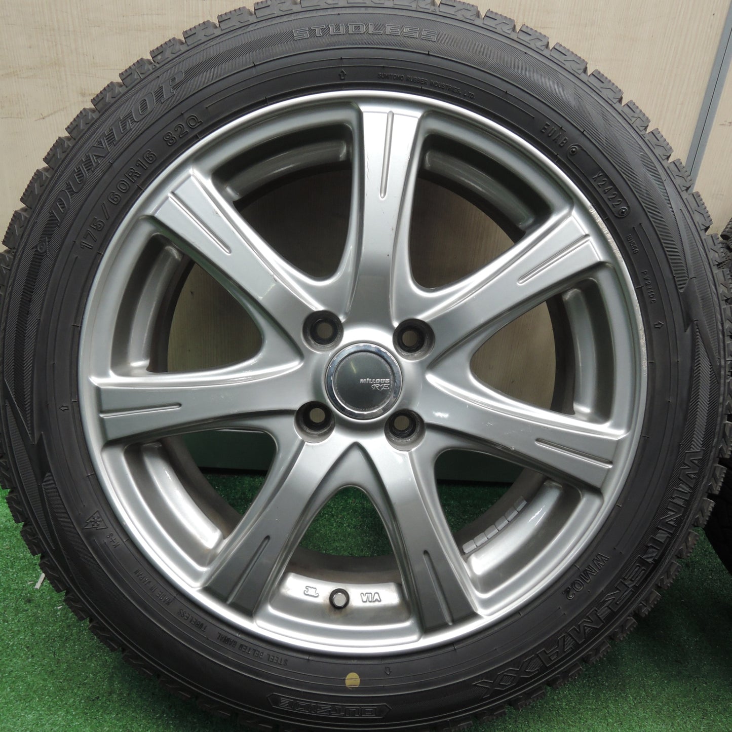 *送料無料* バリ溝！22年！ほぼ10分★スタッドレス 175/60R16 ダンロップ ウインターマックス WM02 MiLLOUS RE ミルアス 16インチ PCD100/4H★4022306HAス