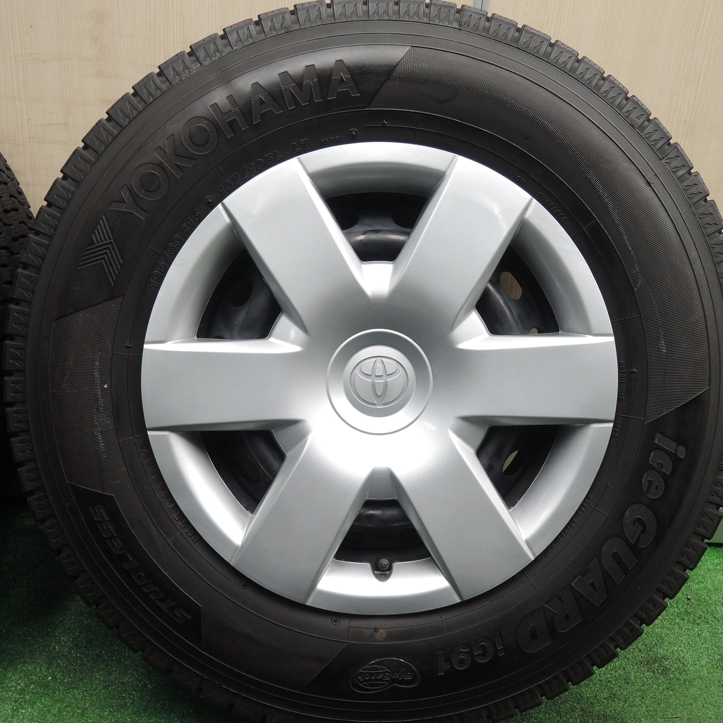 *送料無料*バリ溝！キレイ！9.5分以上★トヨタ 200系 ハイエース 純正 195/80R15 スタッドレス ヨコハマ アイスガード iG91 PCD139.7/6H★3111703HAス