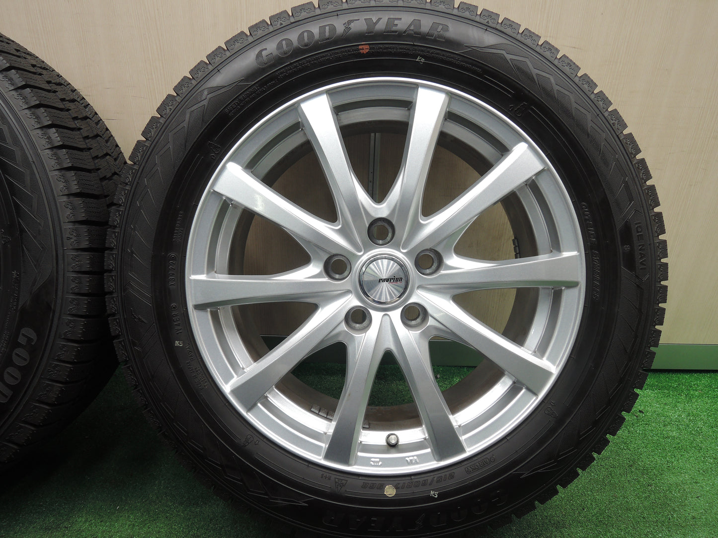 *送料無料*バリ溝！22年！キレイ！ほぼ10分★スタッドレス 215/60R17 グッドイヤー アイスナビ8 ravrion RS01 ラブリオン 17インチ PCD114.3/5H★3111111HAス